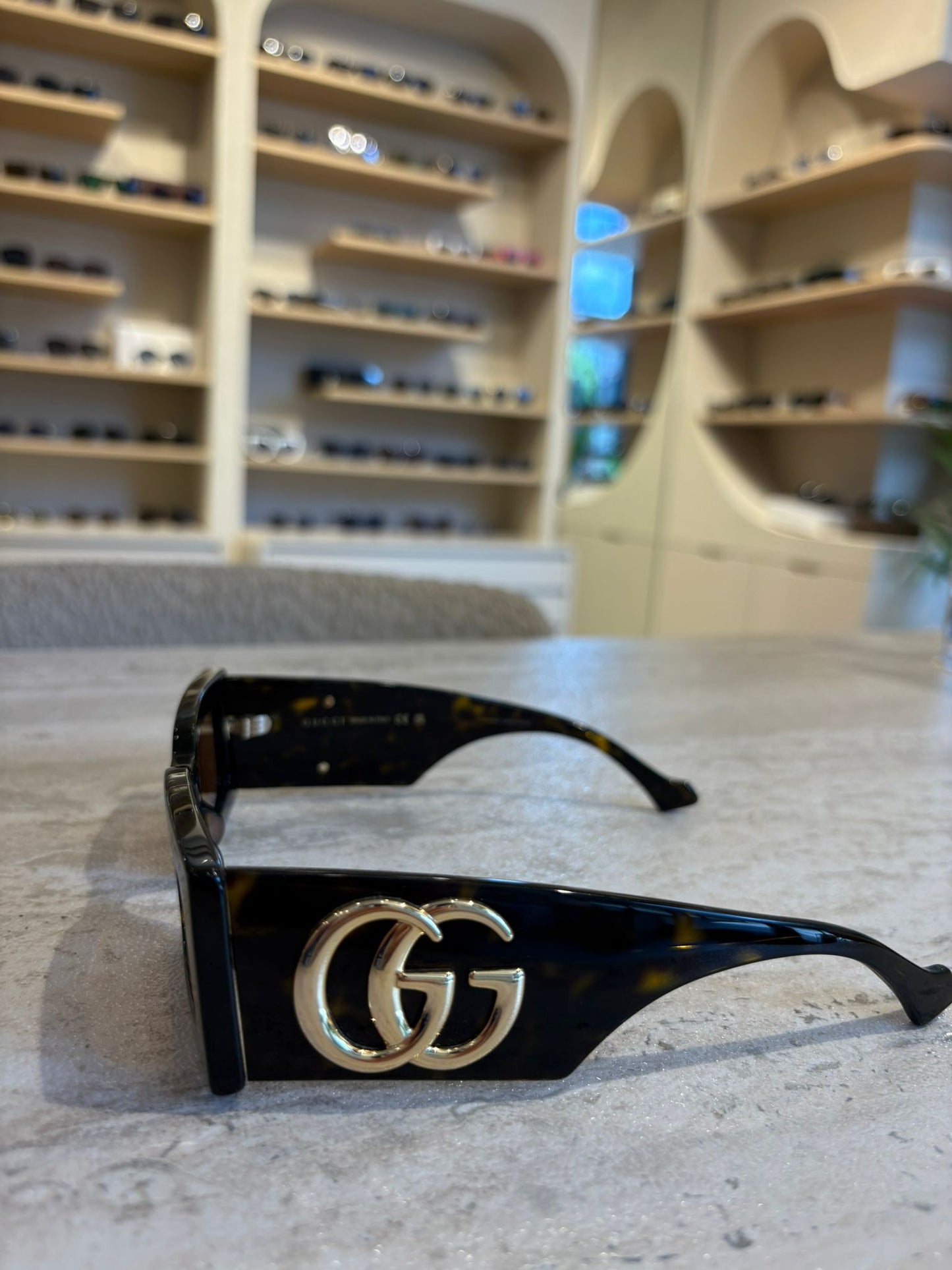 GUCCI GG1425S 002 – Siyah Altın Detaylı Yuvarlak Güneş Gözlüğü (53-21-145)