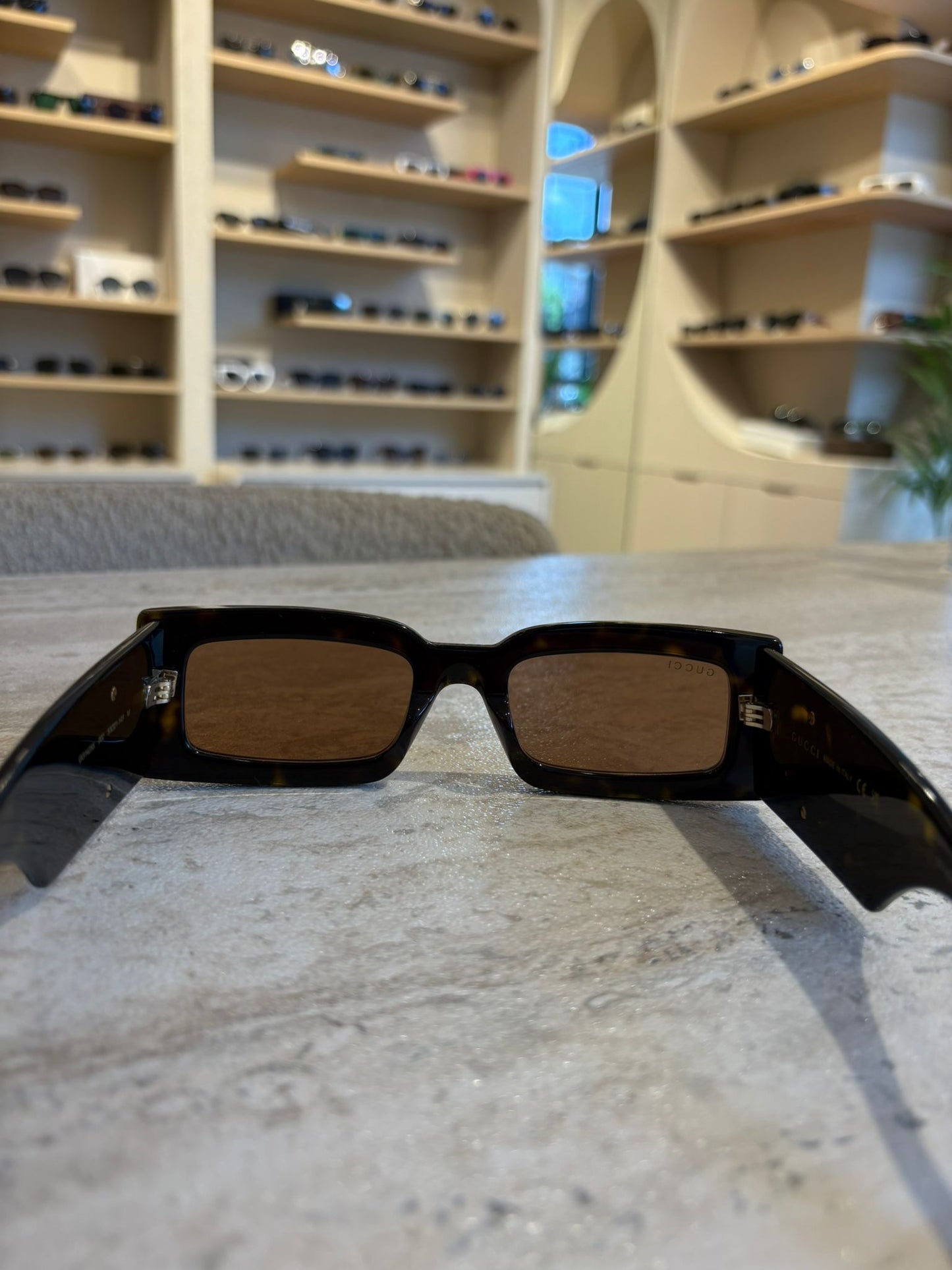 GUCCI GG1425S 002 – Siyah Altın Detaylı Yuvarlak Güneş Gözlüğü (53-21-145)