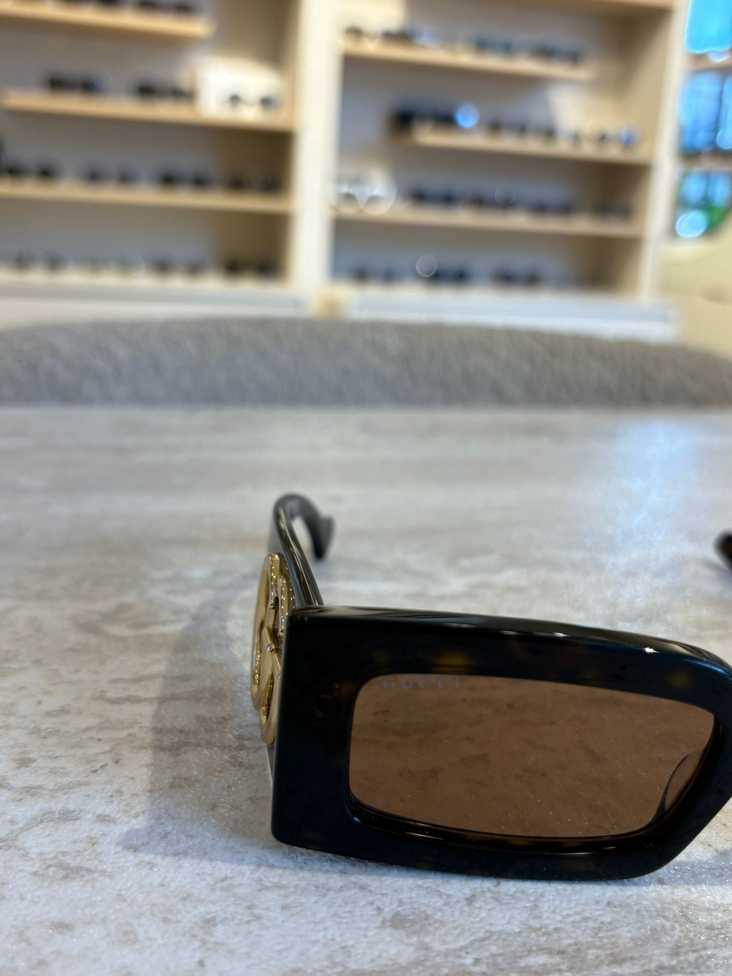 GUCCI GG1425S 002 – Siyah Altın Detaylı Yuvarlak Güneş Gözlüğü (53-21-145)