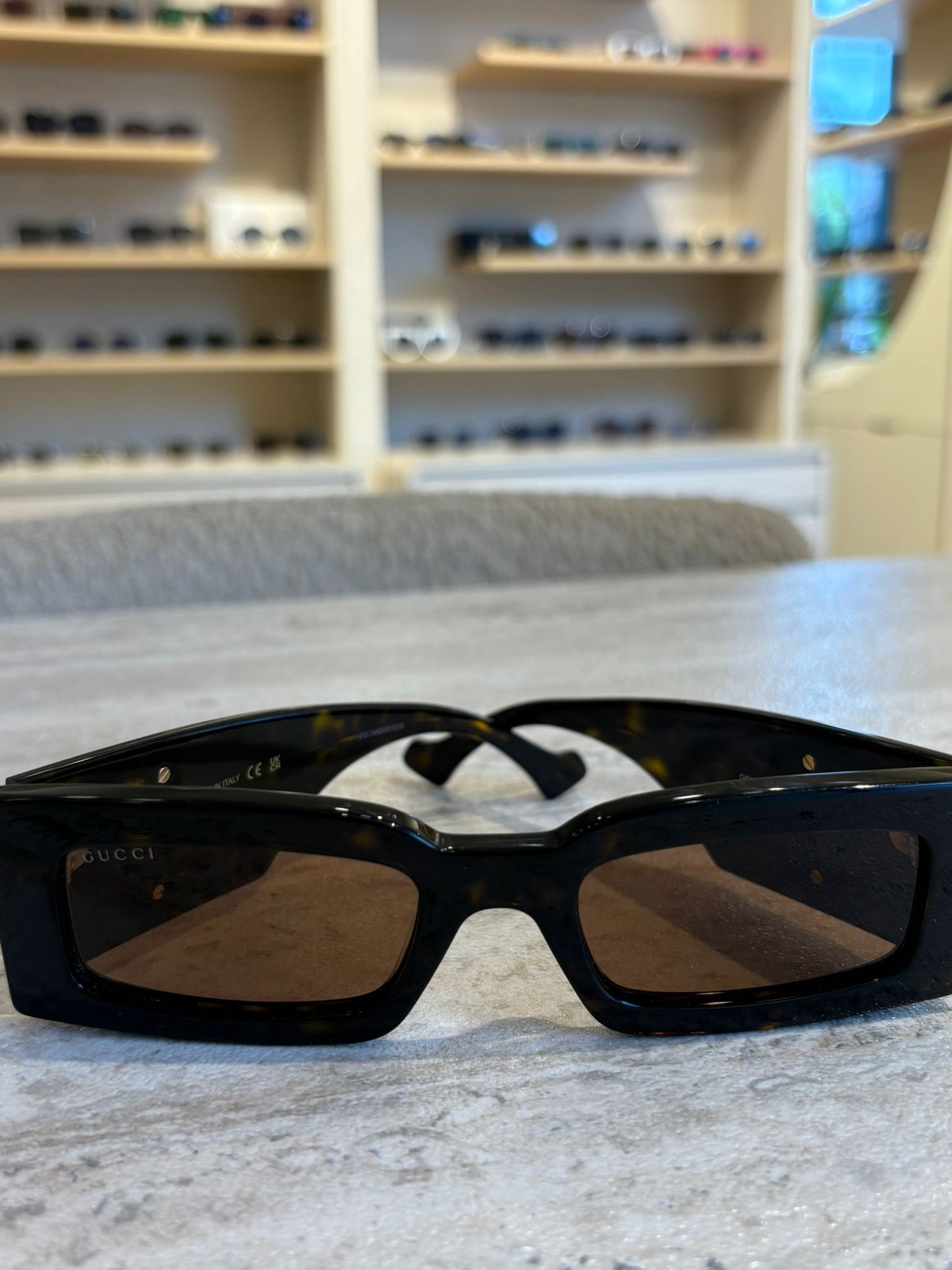 GUCCI GG1425S 002 – Siyah Altın Detaylı Yuvarlak Güneş Gözlüğü (53-21-145)