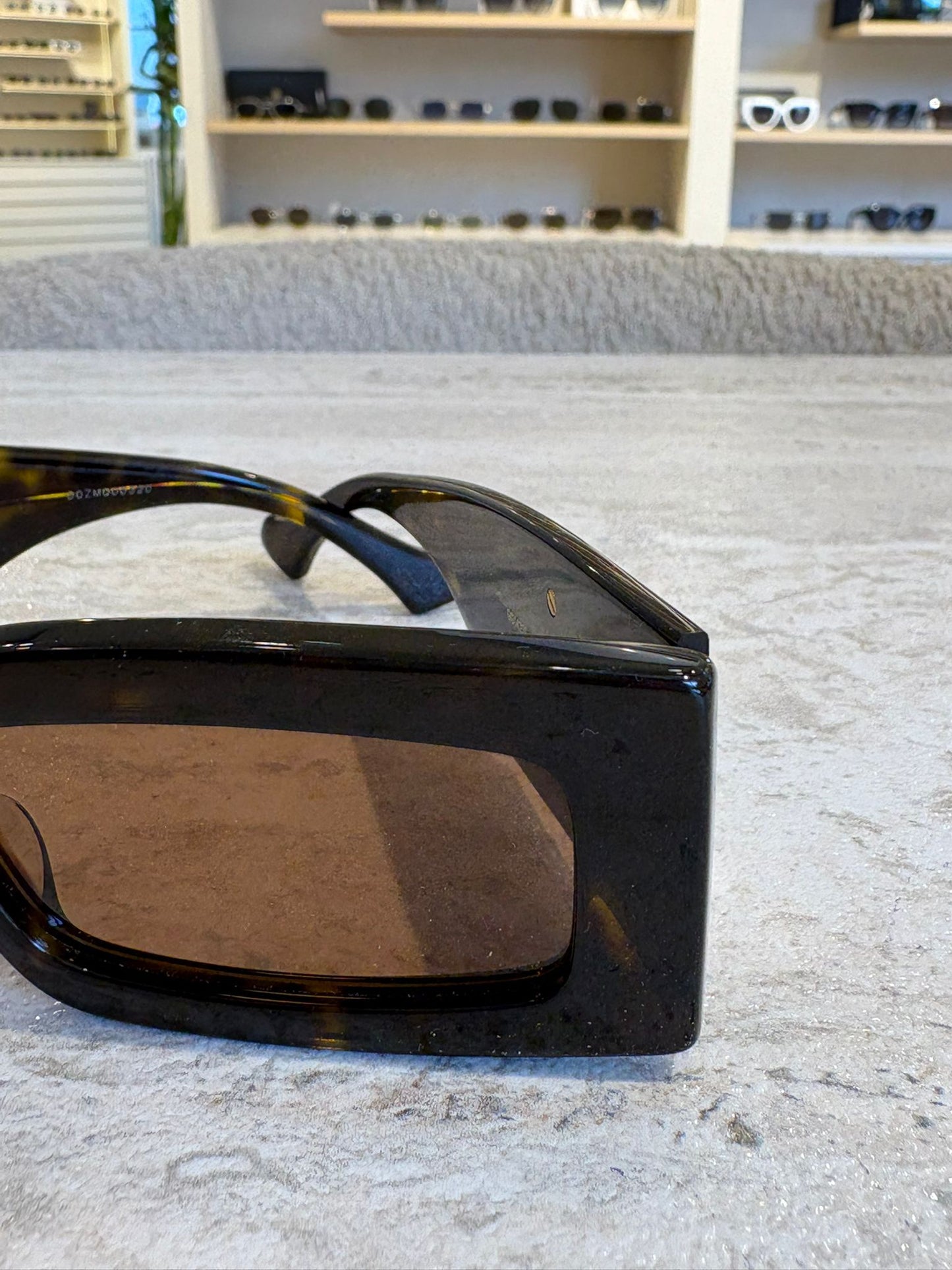 GUCCI GG1425S 002 – Siyah Altın Detaylı Yuvarlak Güneş Gözlüğü (53-21-145)