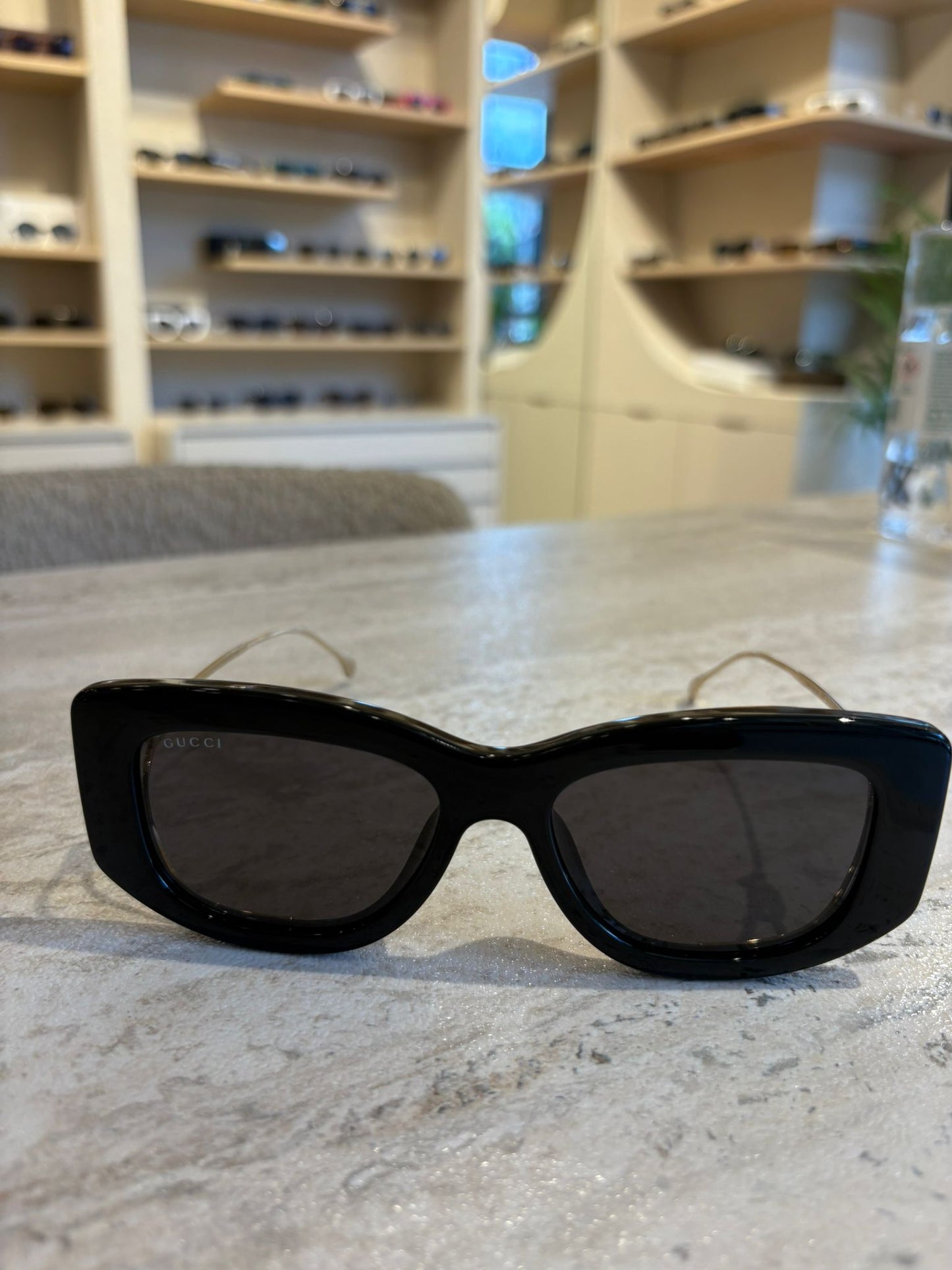 GUCCI GG1566SA 001 – Altın Saplı Lüks Siyah Gözlük (55-17-120)