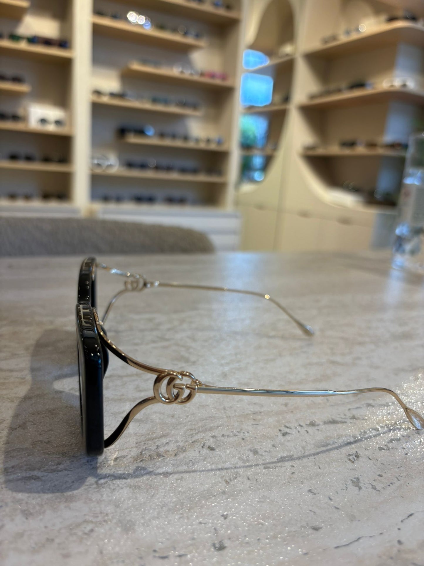 GUCCI GG1566SA 001 – Altın Saplı Lüks Siyah Gözlük (55-17-120)
