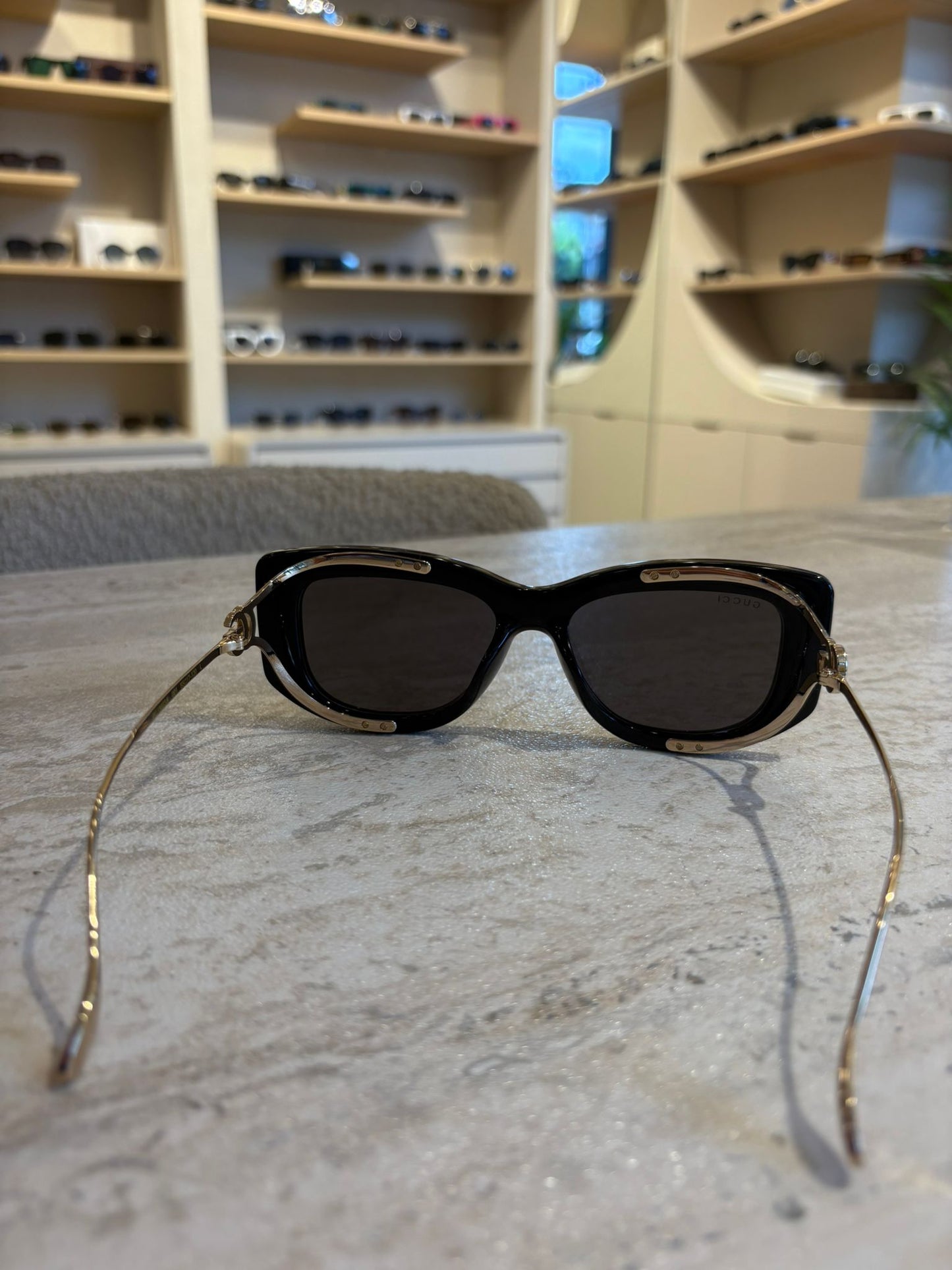 GUCCI GG1566SA 001 – Altın Saplı Lüks Siyah Gözlük (55-17-120)