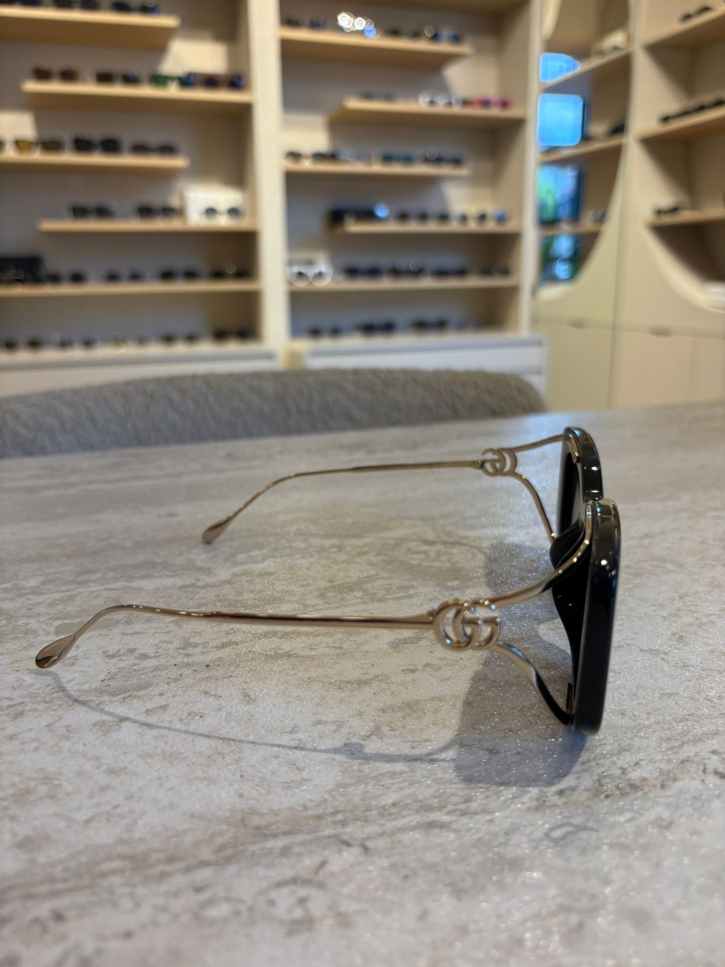 GUCCI GG1566SA 001 – Altın Saplı Lüks Siyah Gözlük (55-17-120)