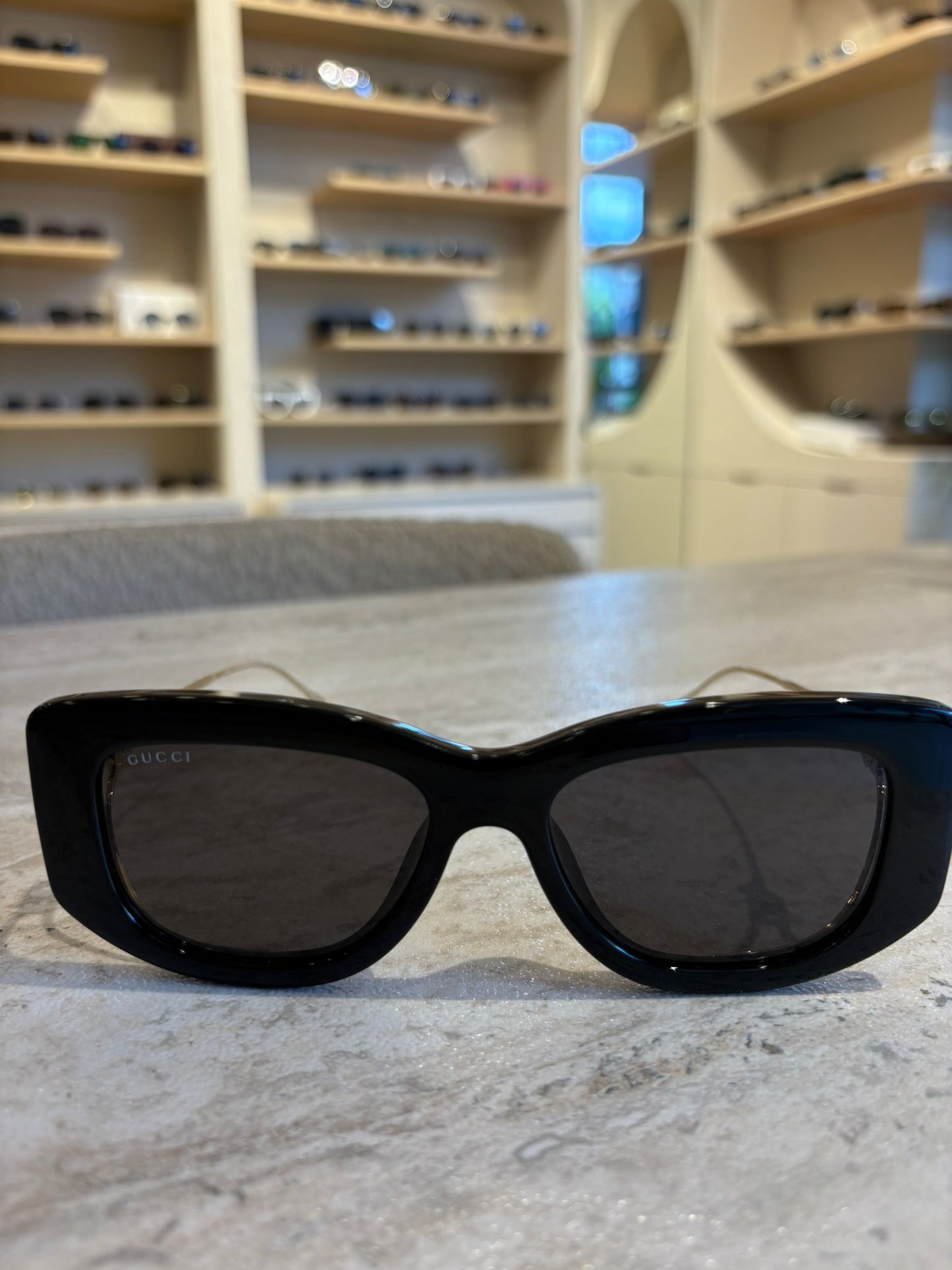 GUCCI GG1566SA 001 – Altın Saplı Lüks Siyah Gözlük (55-17-120)