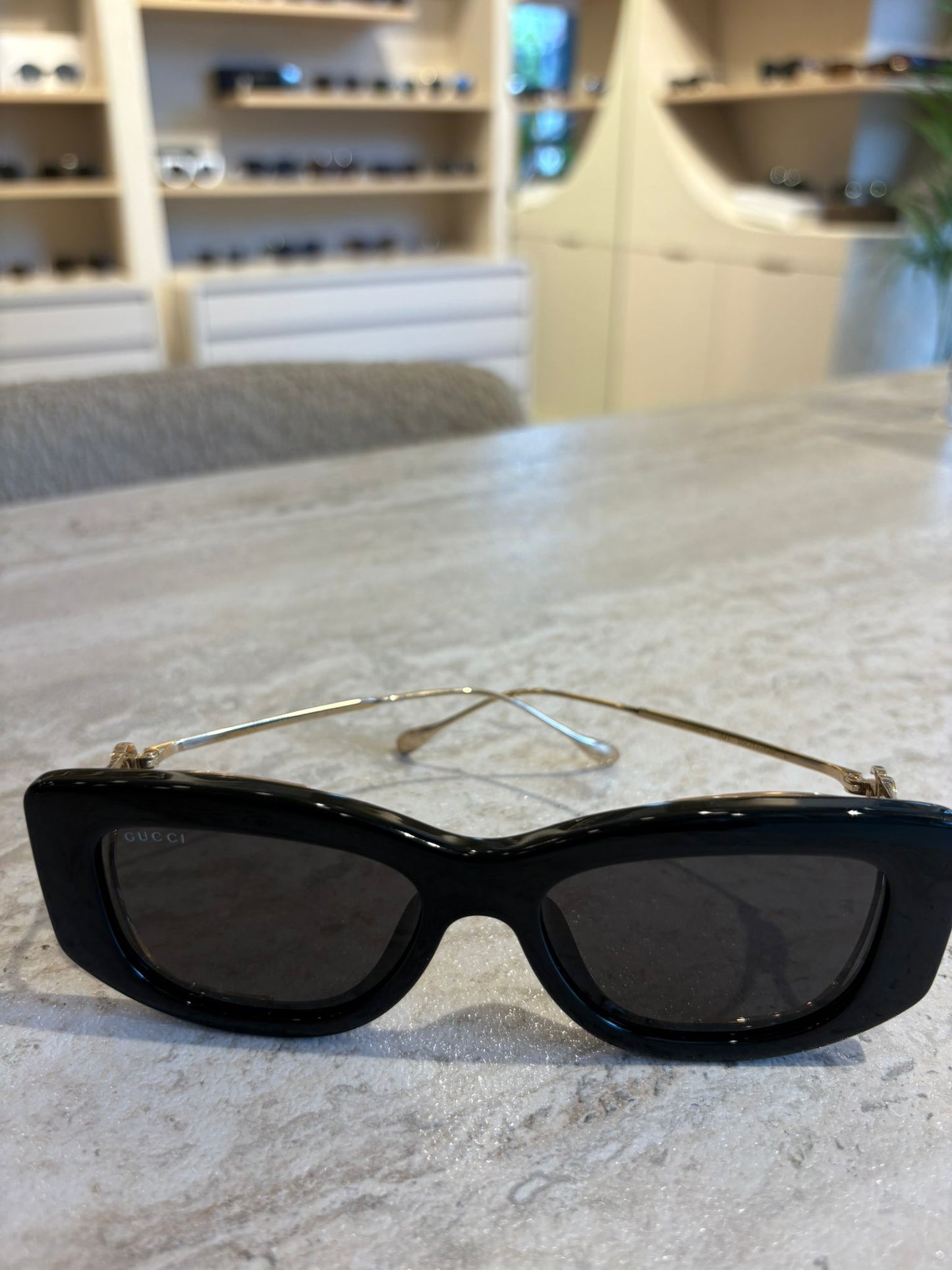 GUCCI GG1566SA 001 – Altın Saplı Lüks Siyah Gözlük (55-17-120)