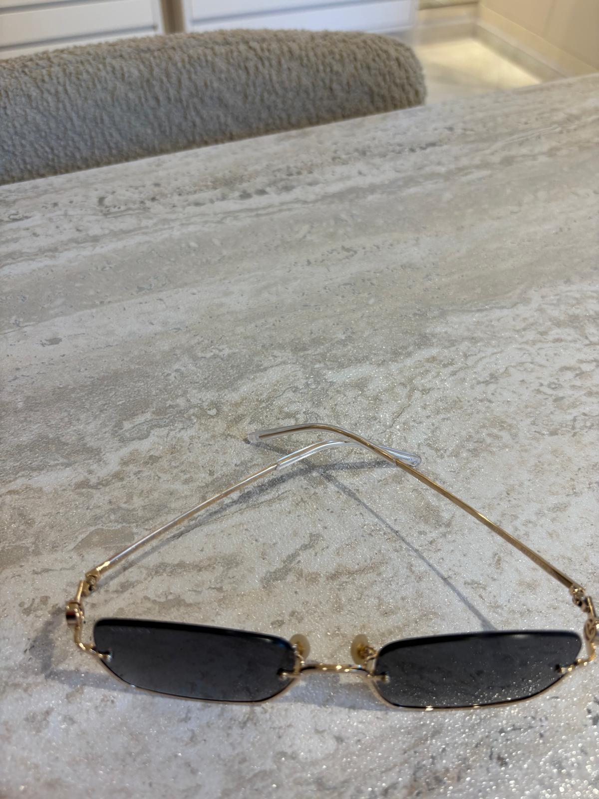 GUCCI GG1279S 001 – Çerçevesiz Kare Camlı Altın Güneş Gözlüğü (54-21-140)