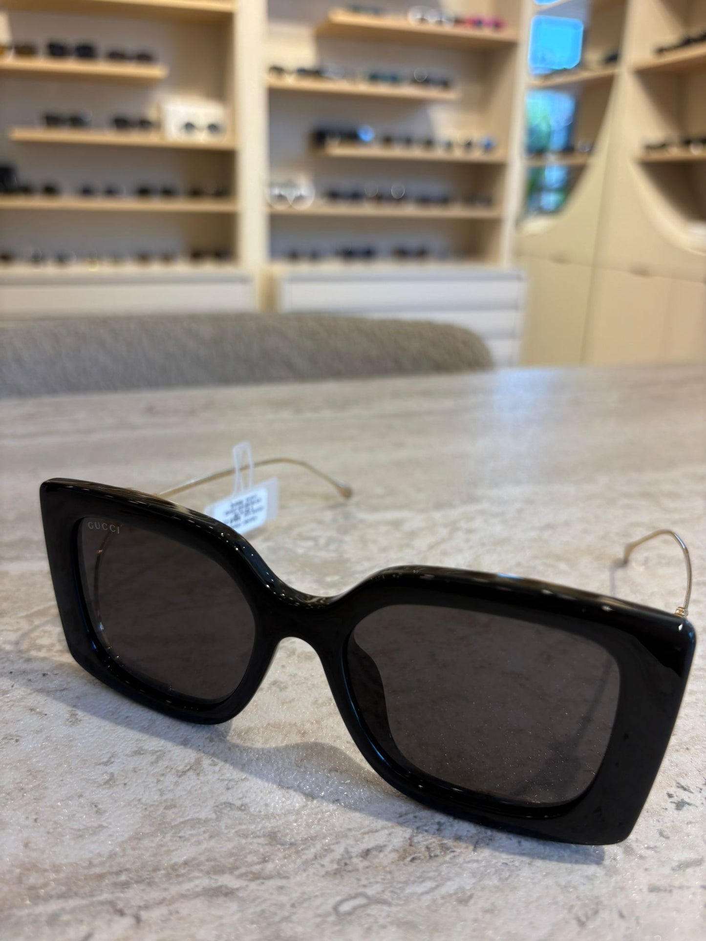 GUCCI GG1567SA 001 – İnce Altın Saplı Siyah Dikdörtgen Güneş Gözlüğü (54-19-120)