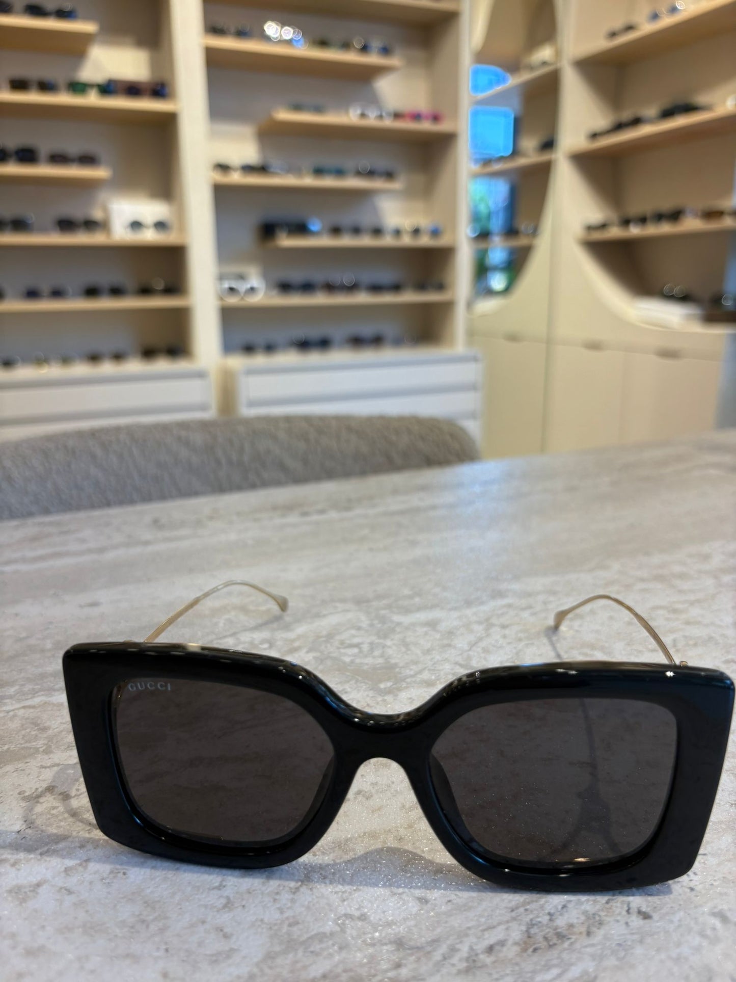 GUCCI GG1567SA 001 – İnce Altın Saplı Siyah Dikdörtgen Güneş Gözlüğü (54-19-120)