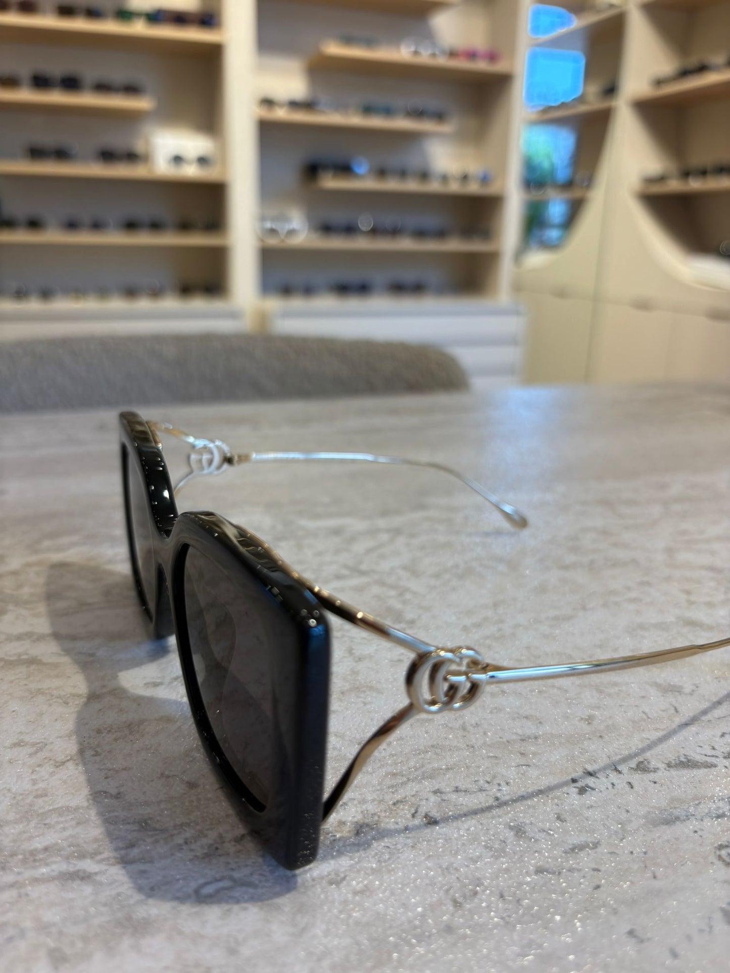 GUCCI GG1567SA 001 – İnce Altın Saplı Siyah Dikdörtgen Güneş Gözlüğü (54-19-120)