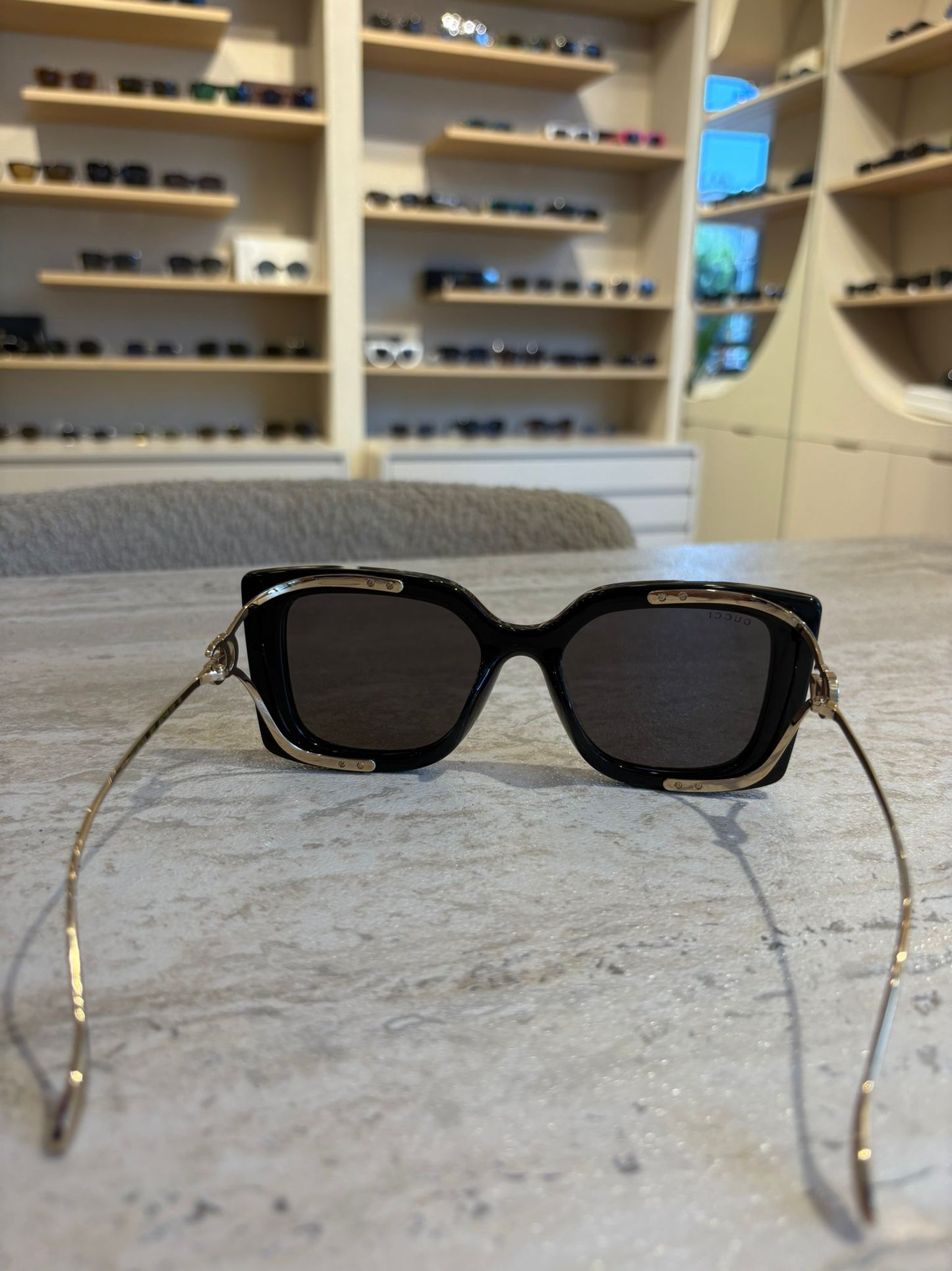 GUCCI GG1567SA 001 – İnce Altın Saplı Siyah Dikdörtgen Güneş Gözlüğü (54-19-120)