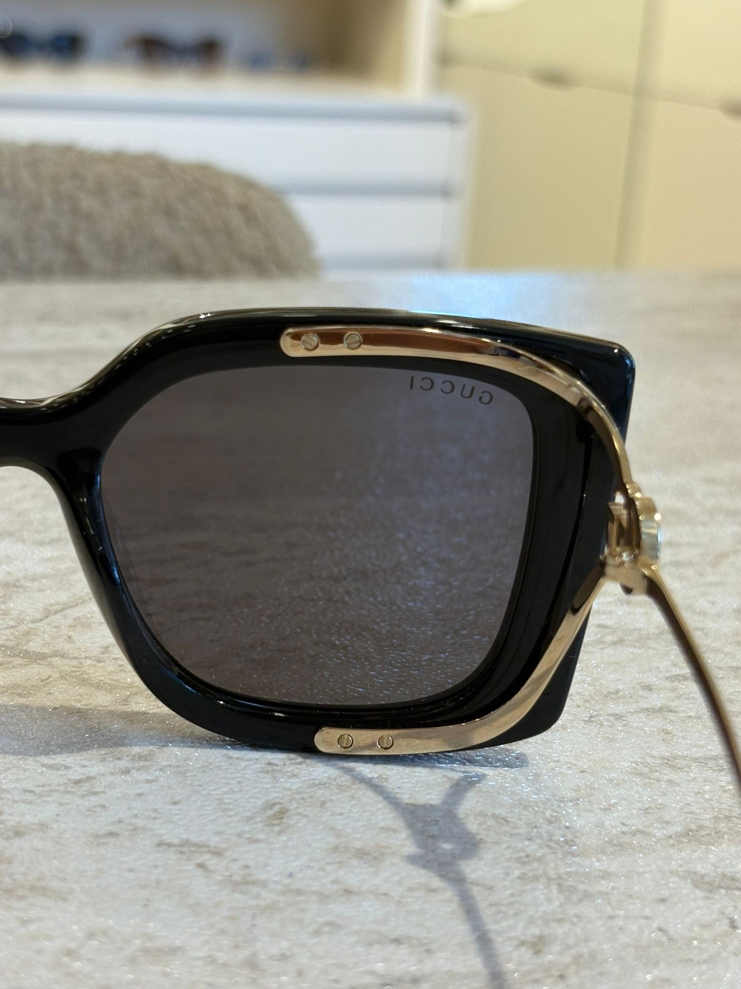 GUCCI GG1567SA 001 – İnce Altın Saplı Siyah Dikdörtgen Güneş Gözlüğü (54-19-120)
