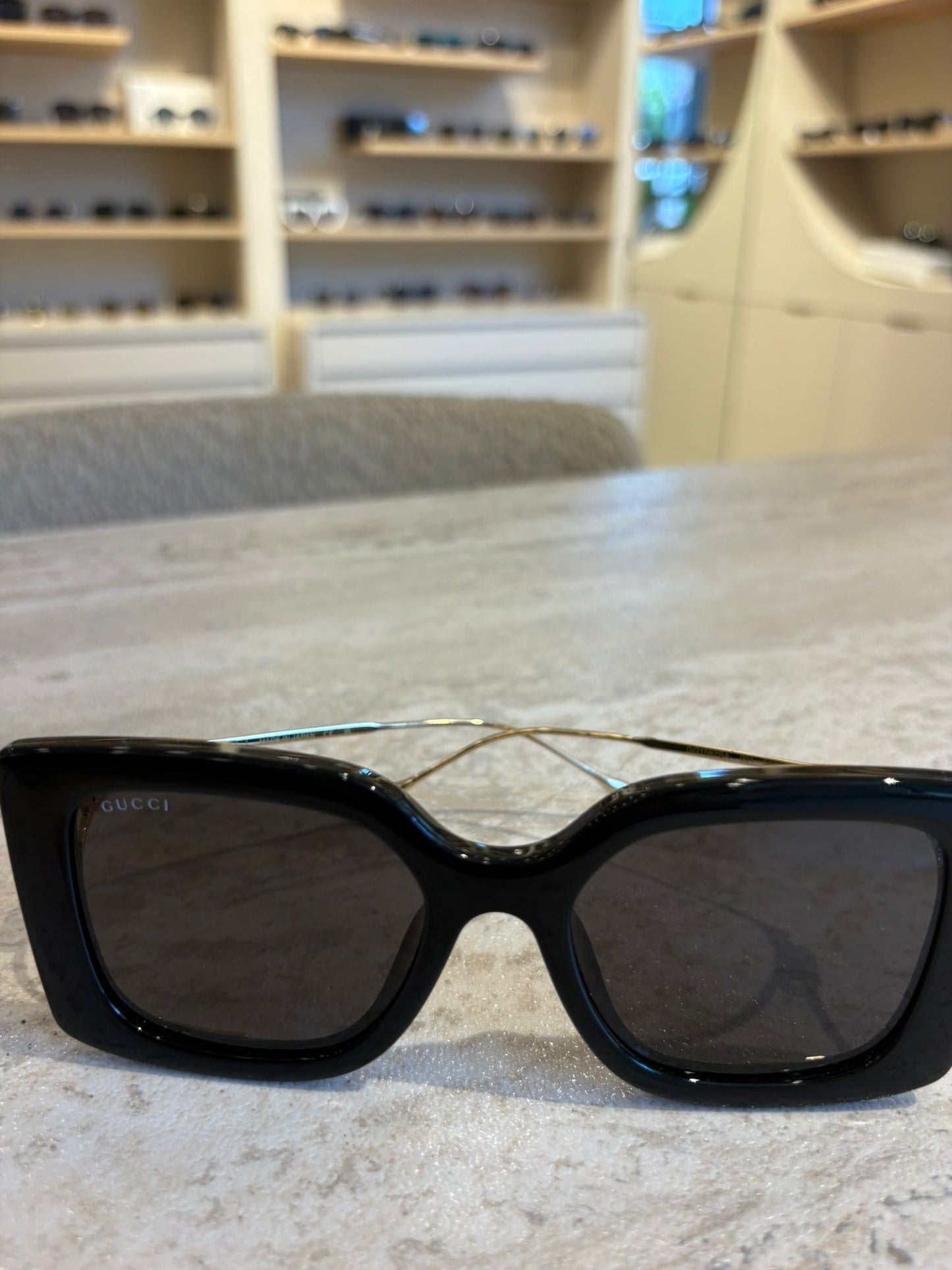 GUCCI GG1567SA 001 – İnce Altın Saplı Siyah Dikdörtgen Güneş Gözlüğü (54-19-120)