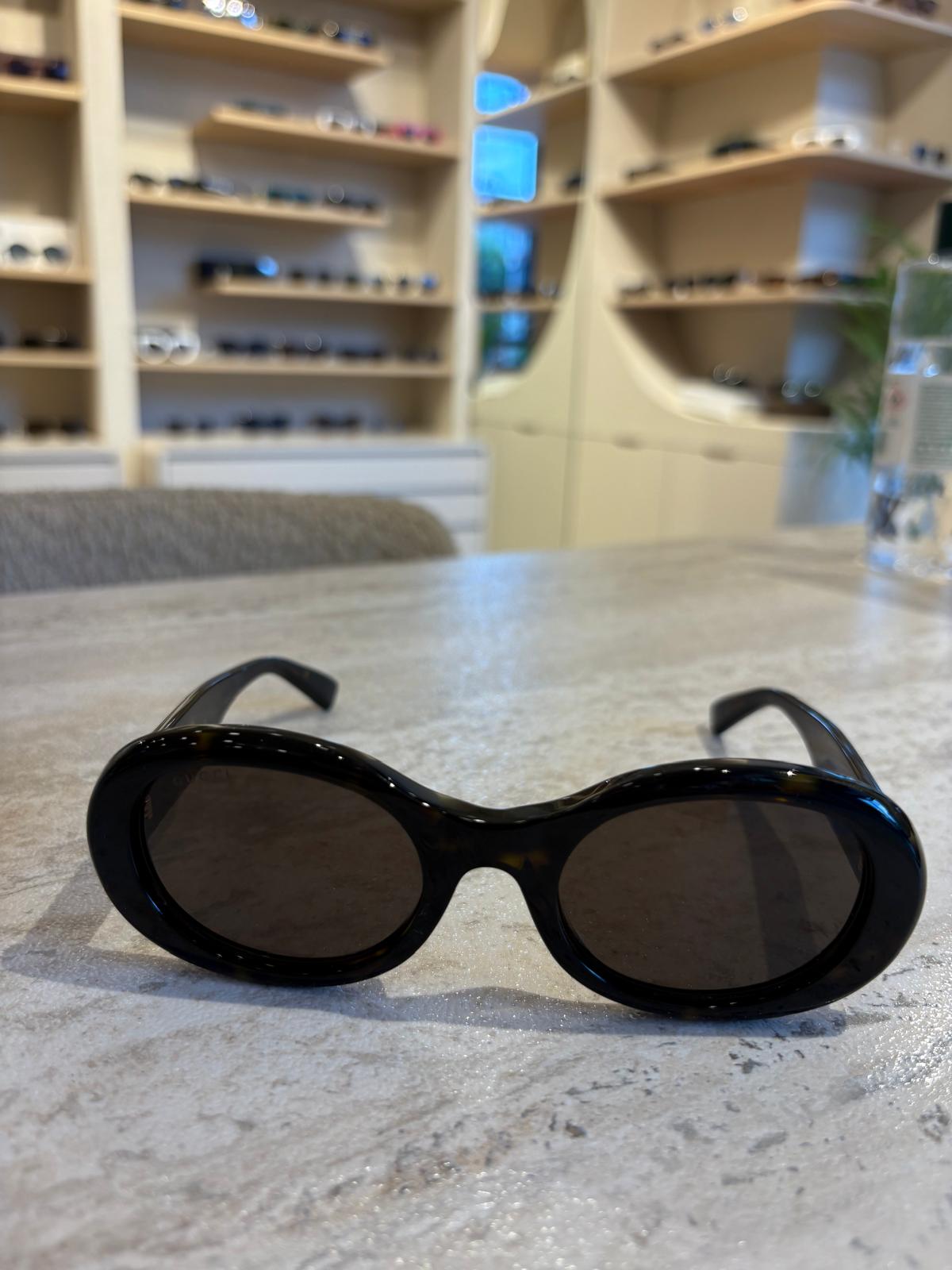 GUCCI GG1587S 002 – Retro Oval Siyah Güneş Gözlüğü (52-22-145) | Yıldız Logolu Vintage Tasarım