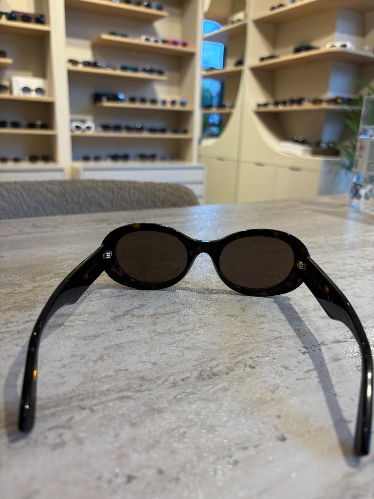 GUCCI GG1587S 002 – Retro Oval Siyah Güneş Gözlüğü (52-22-145) | Yıldız Logolu Vintage Tasarım