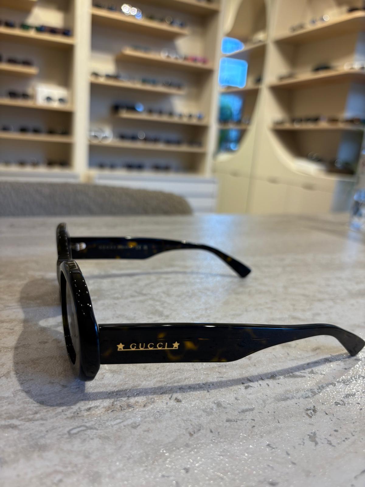 GUCCI GG1587S 002 – Retro Oval Siyah Güneş Gözlüğü (52-22-145) | Yıldız Logolu Vintage Tasarım
