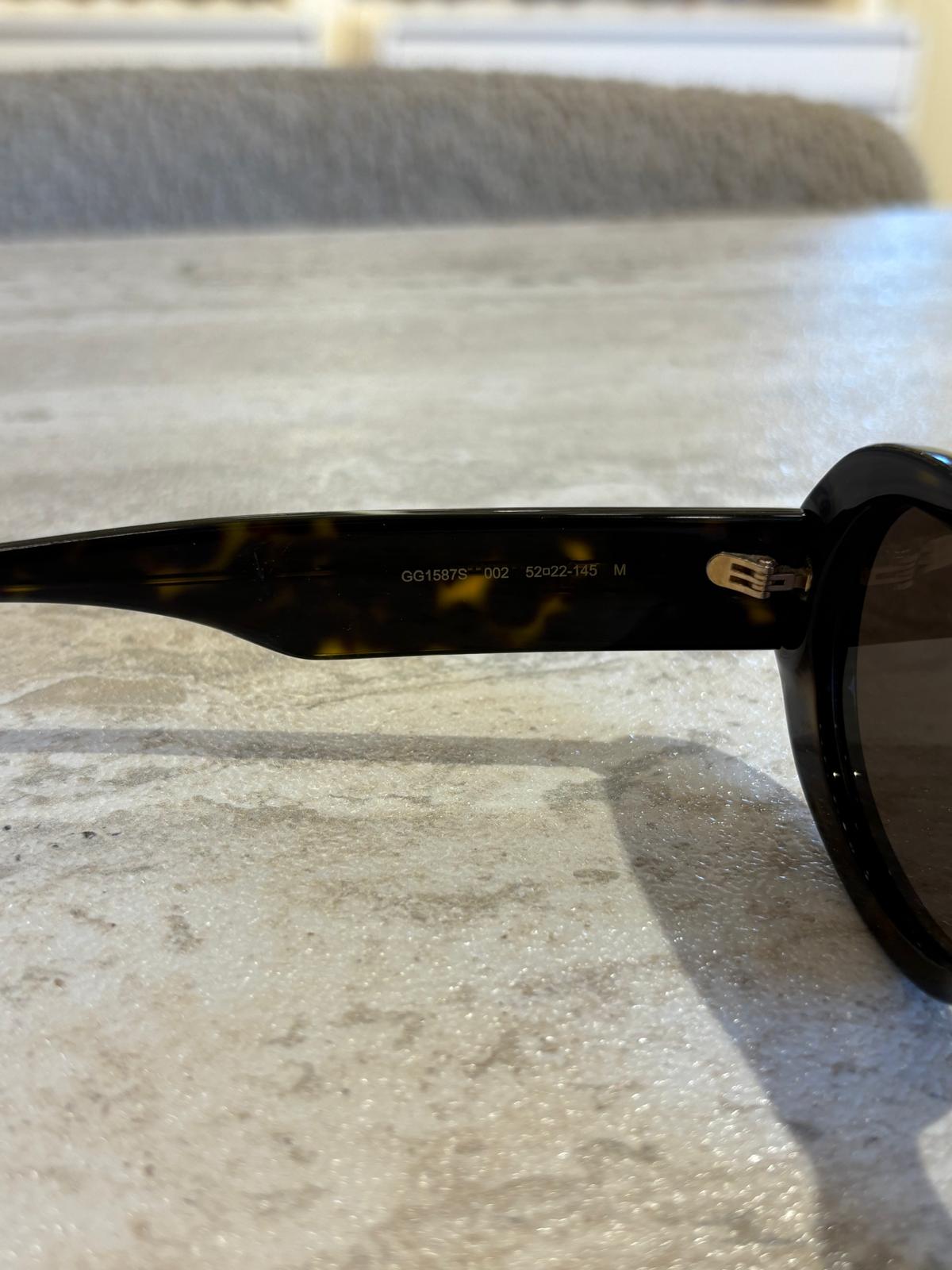 GUCCI GG1587S 002 – Retro Oval Siyah Güneş Gözlüğü (52-22-145) | Yıldız Logolu Vintage Tasarım