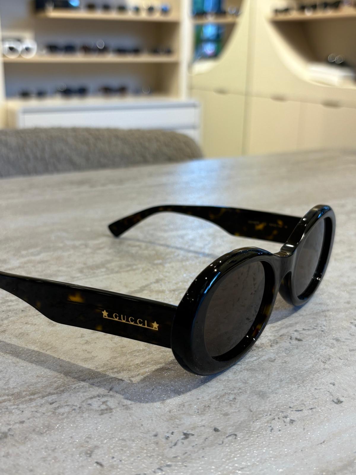 GUCCI GG1587S 002 – Retro Oval Siyah Güneş Gözlüğü (52-22-145) | Yıldız Logolu Vintage Tasarım