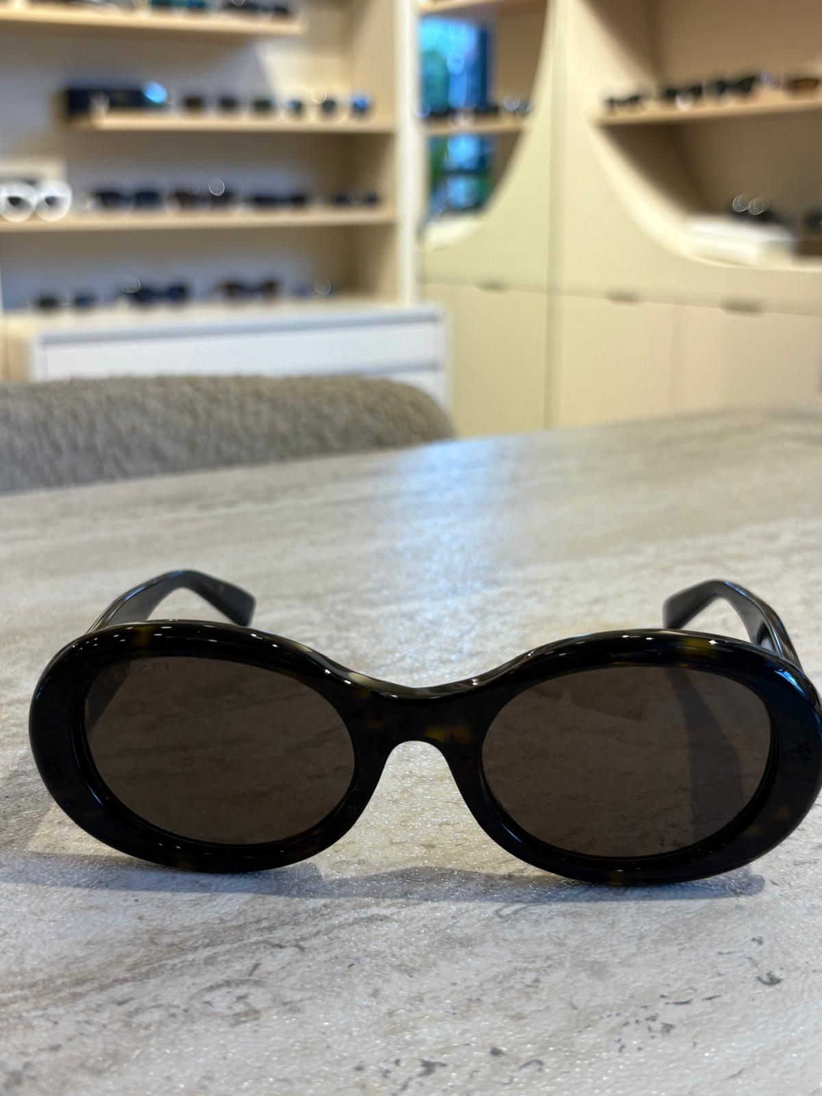 GUCCI GG1587S 002 – Retro Oval Siyah Güneş Gözlüğü (52-22-145) | Yıldız Logolu Vintage Tasarım