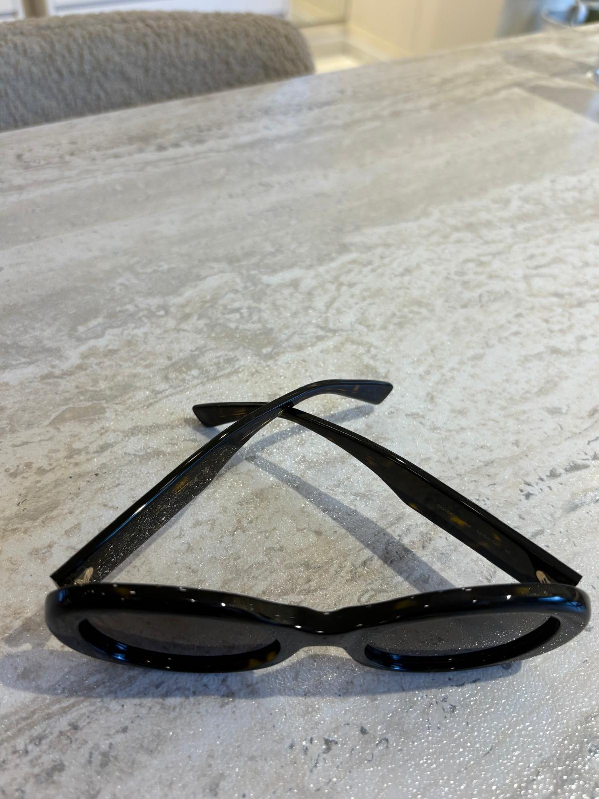 GUCCI GG1587S 002 – Retro Oval Siyah Güneş Gözlüğü (52-22-145) | Yıldız Logolu Vintage Tasarım