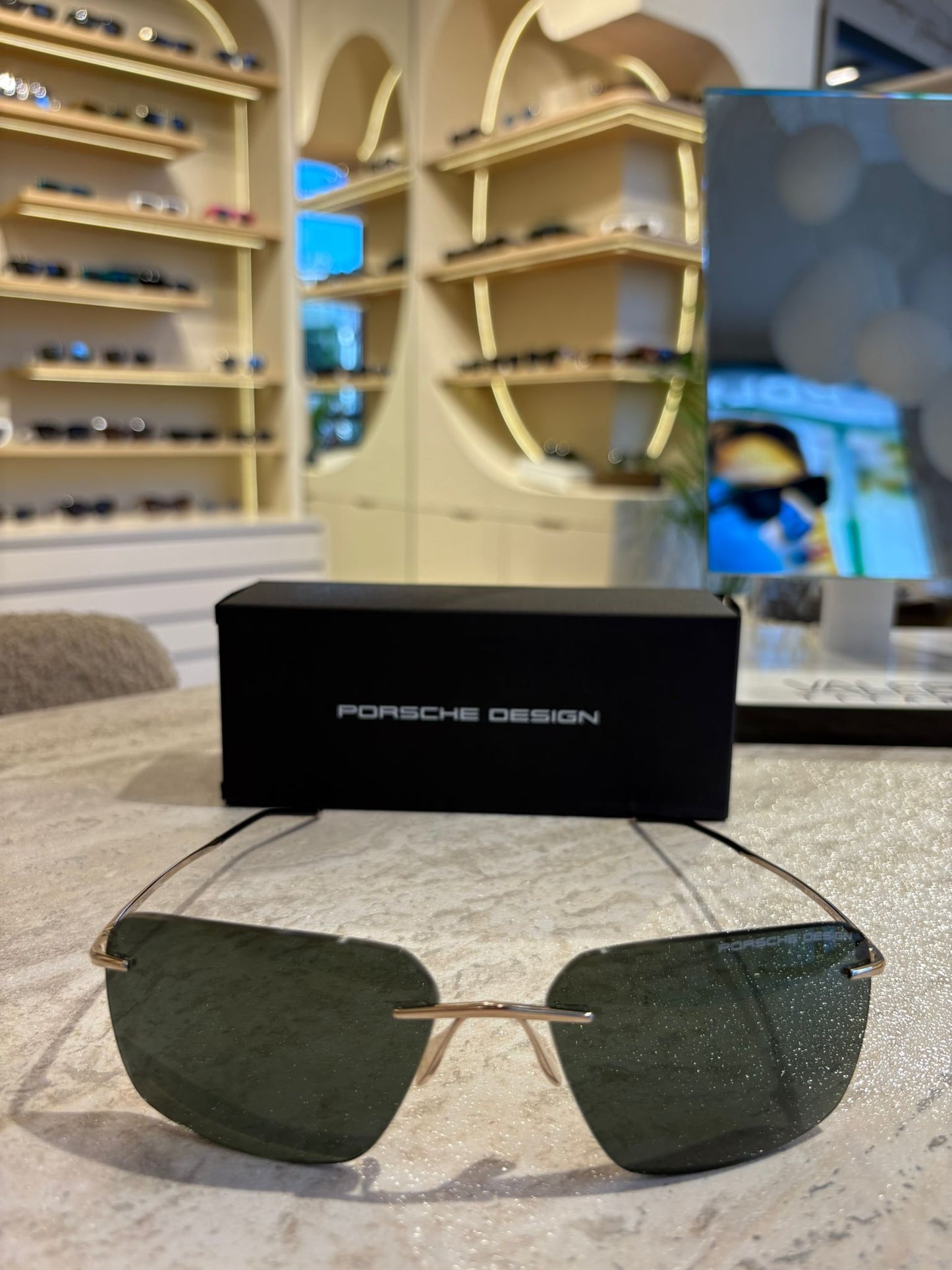 Porsche Design P8923 B1 Güneş Gözlüğü – Minimal Şıklık ve Ultra Hafif Tasarım