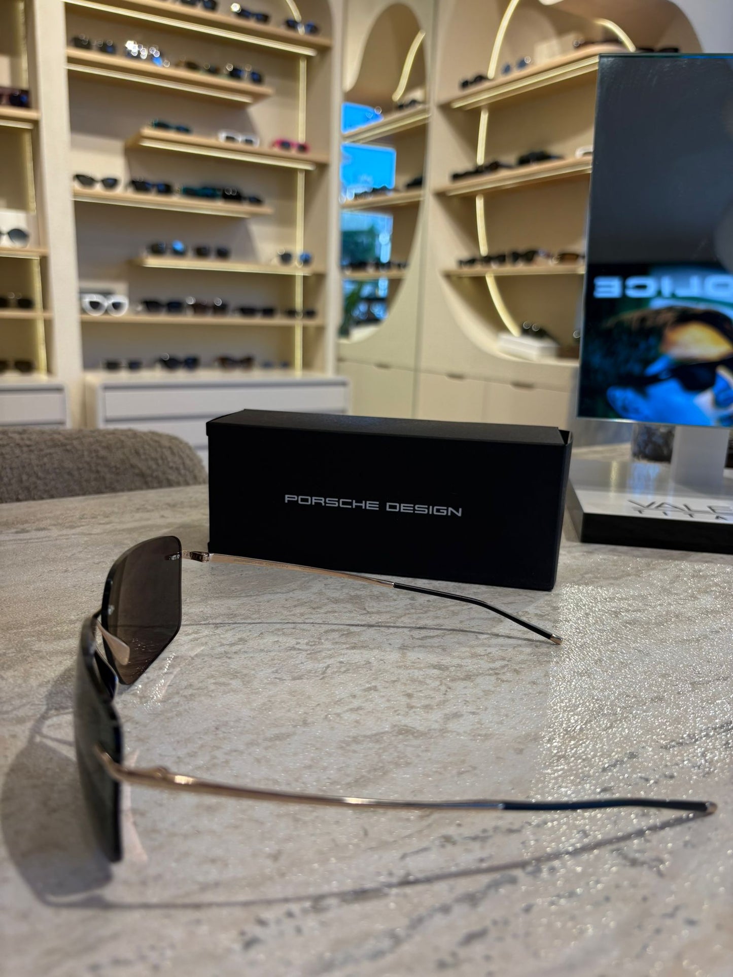 Porsche Design P8923 B1 Güneş Gözlüğü – Minimal Şıklık ve Ultra Hafif Tasarım