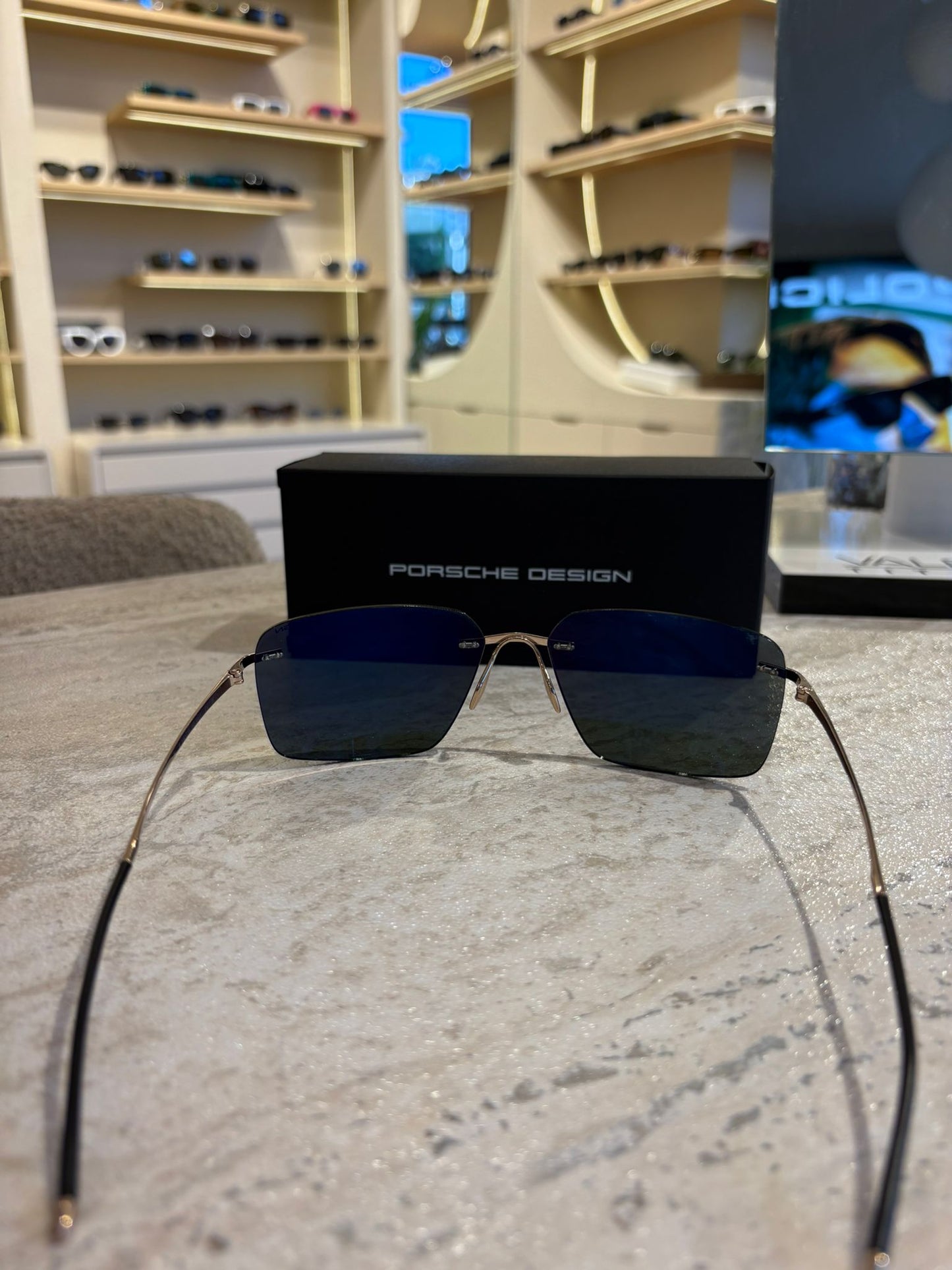 Porsche Design P8923 B1 Güneş Gözlüğü – Minimal Şıklık ve Ultra Hafif Tasarım