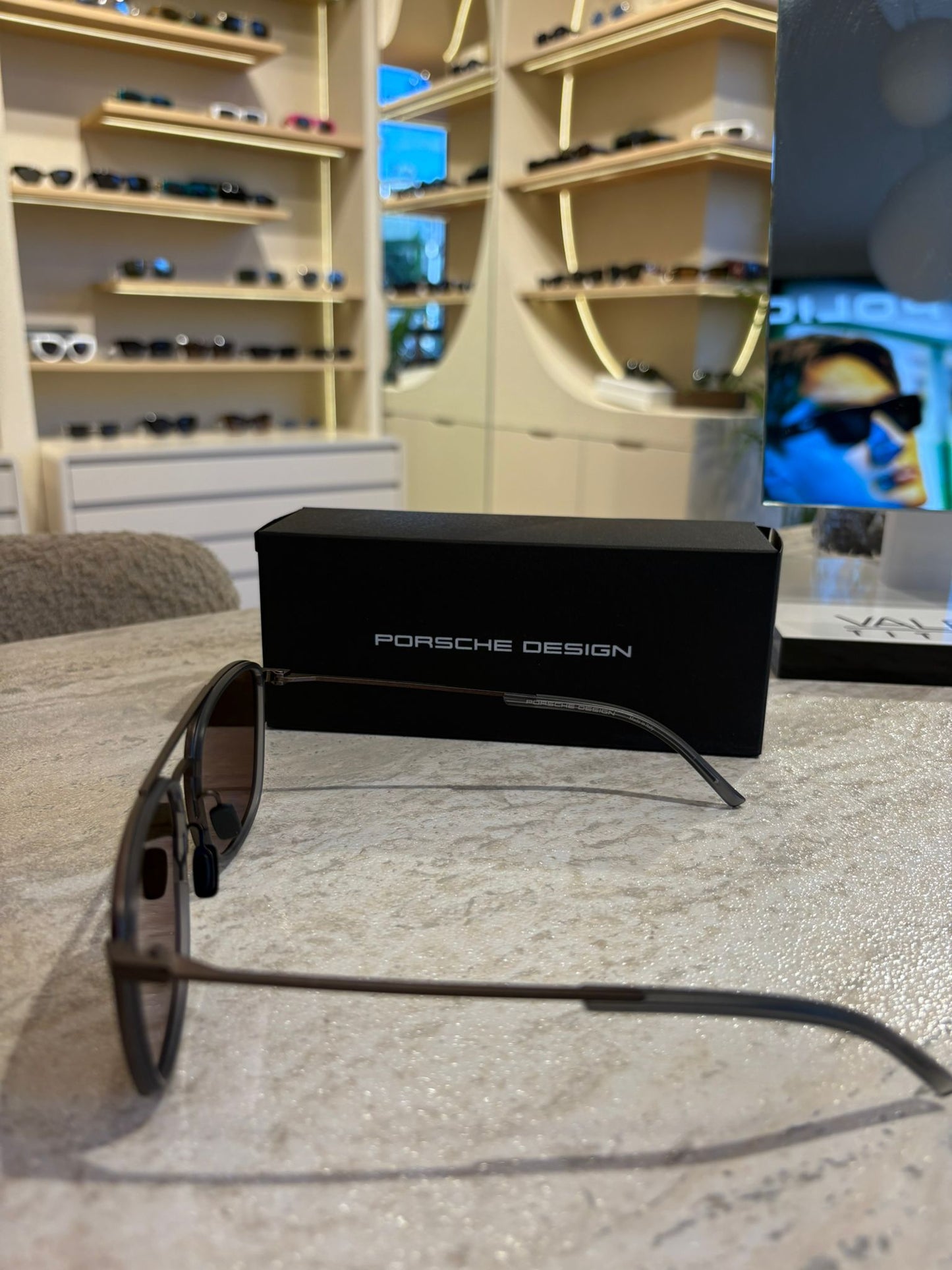 Porsche Design P8692 C Güneş Gözlüğü – Zarafet ve Gücün Buluşması