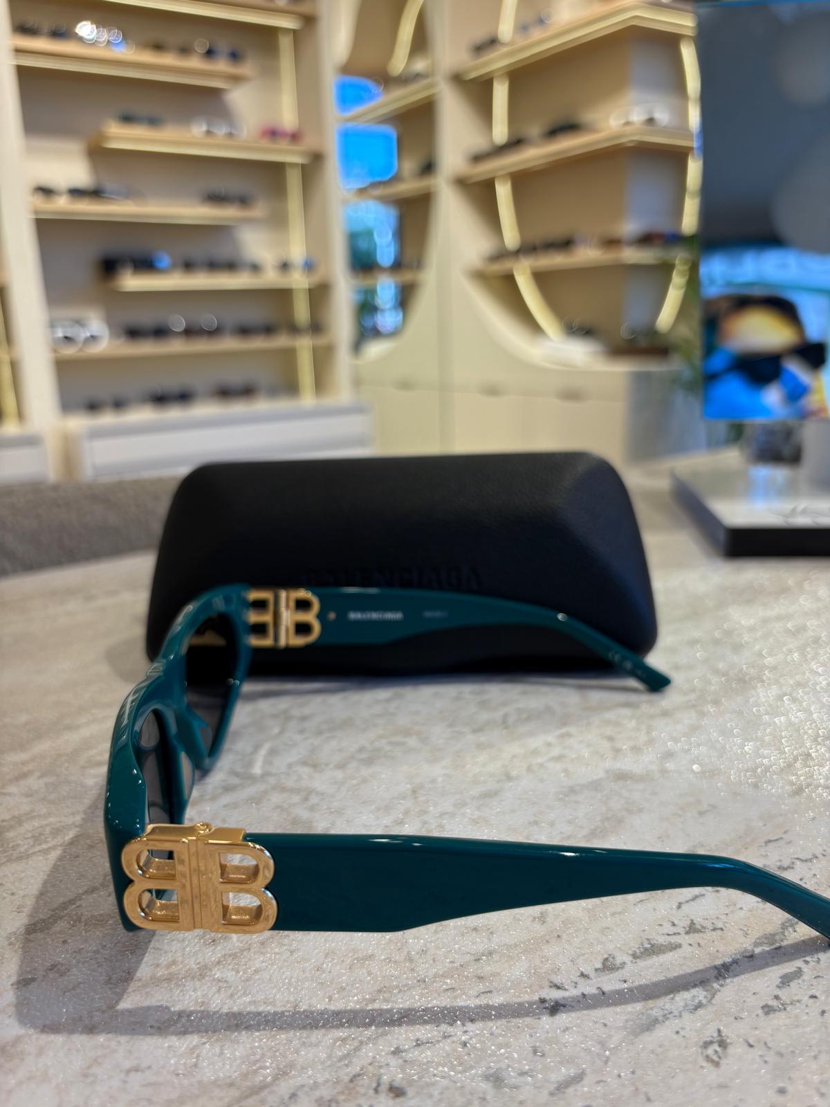 Balenciaga BB0095 005 – Altın BB Logolu Lüks Retro Stil