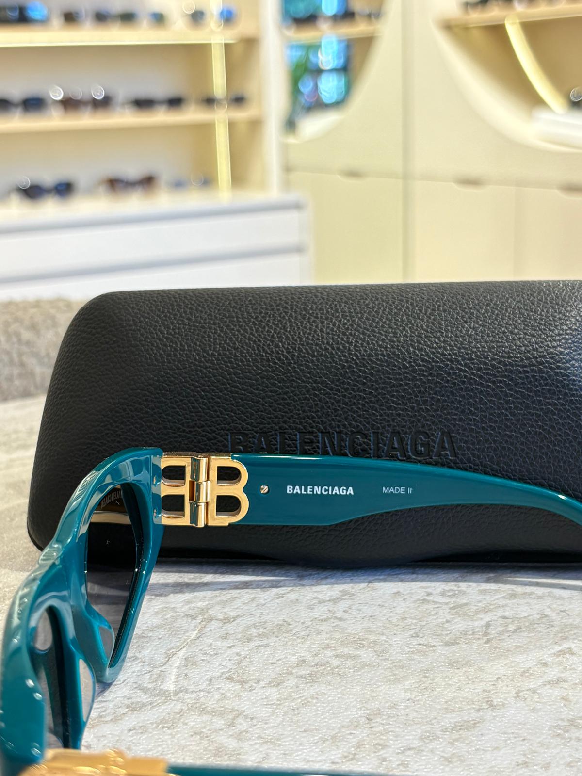 Balenciaga BB0095 005 – Altın BB Logolu Lüks Retro Stil