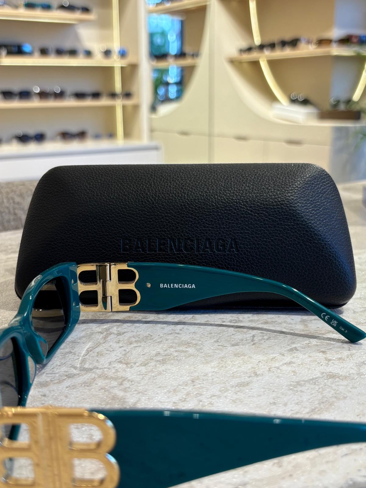 Balenciaga BB0096 S 006 – İkonik BB Altın Logo, Cesur Yeşil Ruh