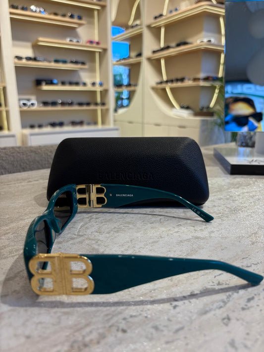 Balenciaga BB0096 S 006 – İkonik BB Altın Logo, Cesur Yeşil Ruh