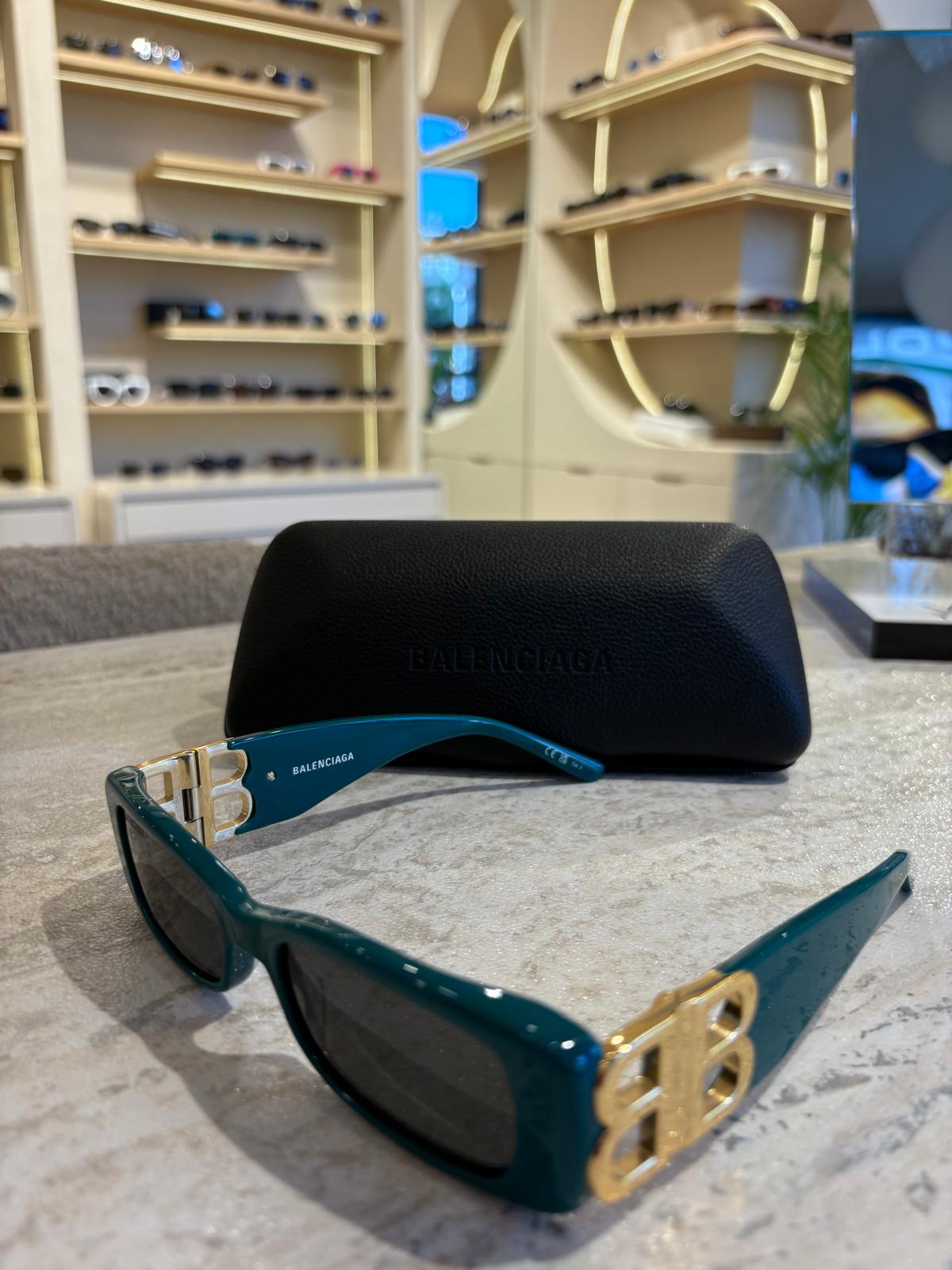 Balenciaga BB0096 S 006 – İkonik BB Altın Logo, Cesur Yeşil Ruh