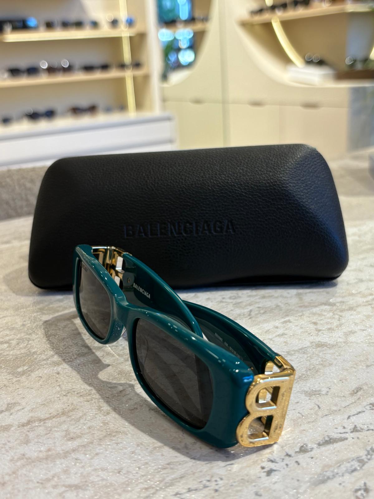 Balenciaga BB0096 S 006 – İkonik BB Altın Logo, Cesur Yeşil Ruh