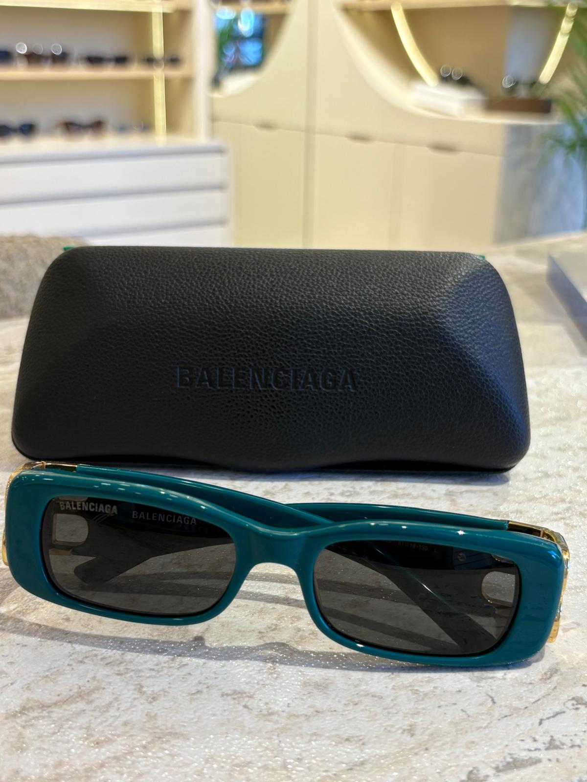 Balenciaga BB0096 S 006 – İkonik BB Altın Logo, Cesur Yeşil Ruh