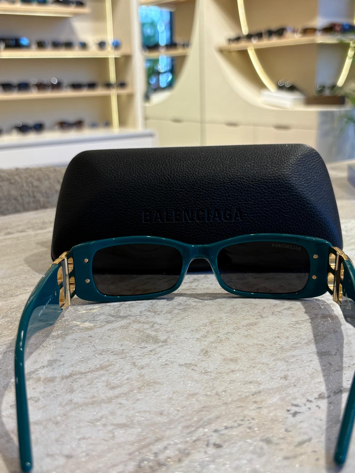 Balenciaga BB0096 S 006 – İkonik BB Altın Logo, Cesur Yeşil Ruh