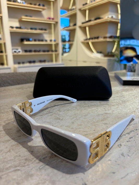 Balenciaga BB0096 011 – Beyazın Asaleti, Altın BB İmzasıyla