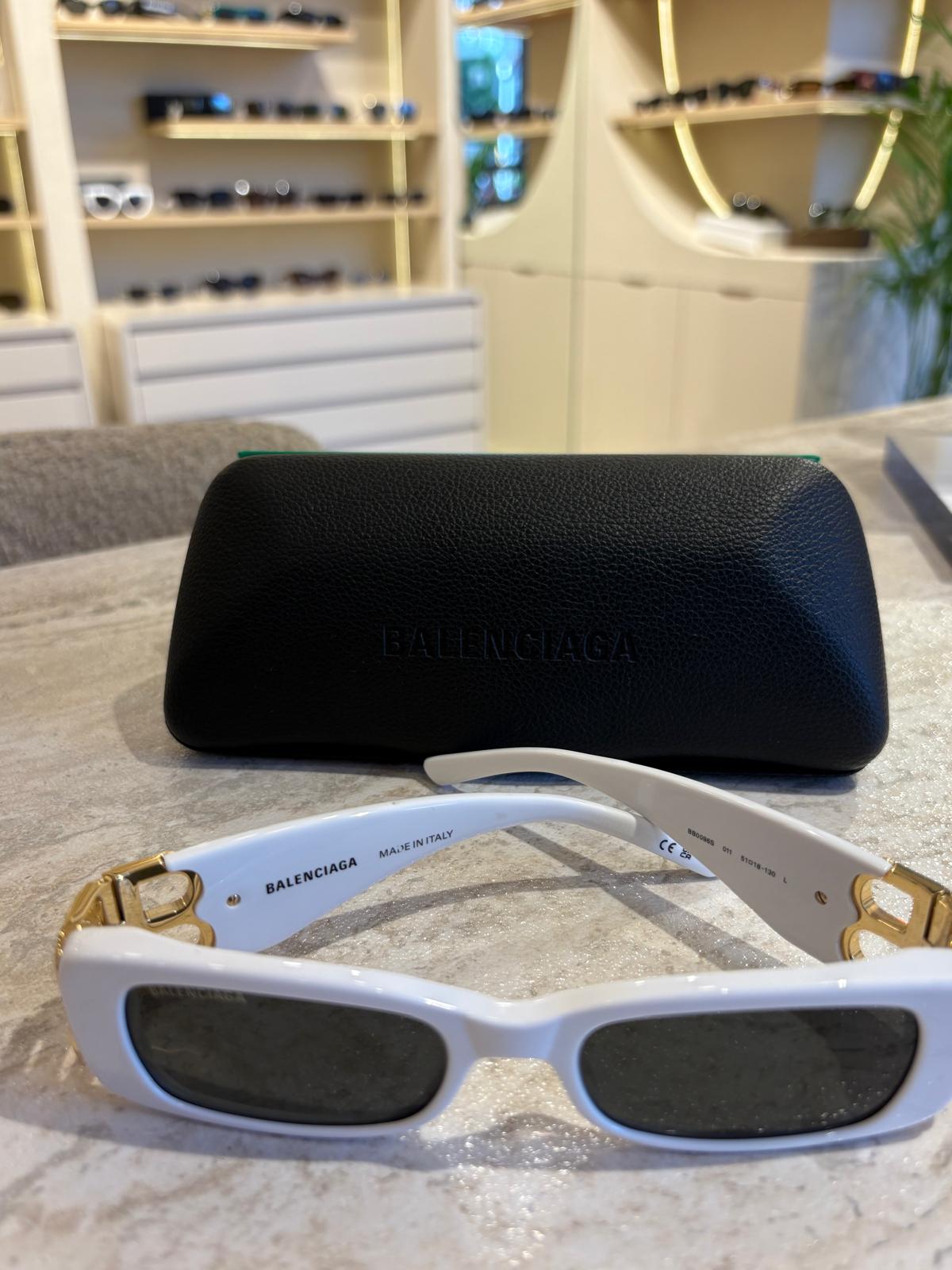 Balenciaga BB0096 011 – Beyazın Asaleti, Altın BB İmzasıyla