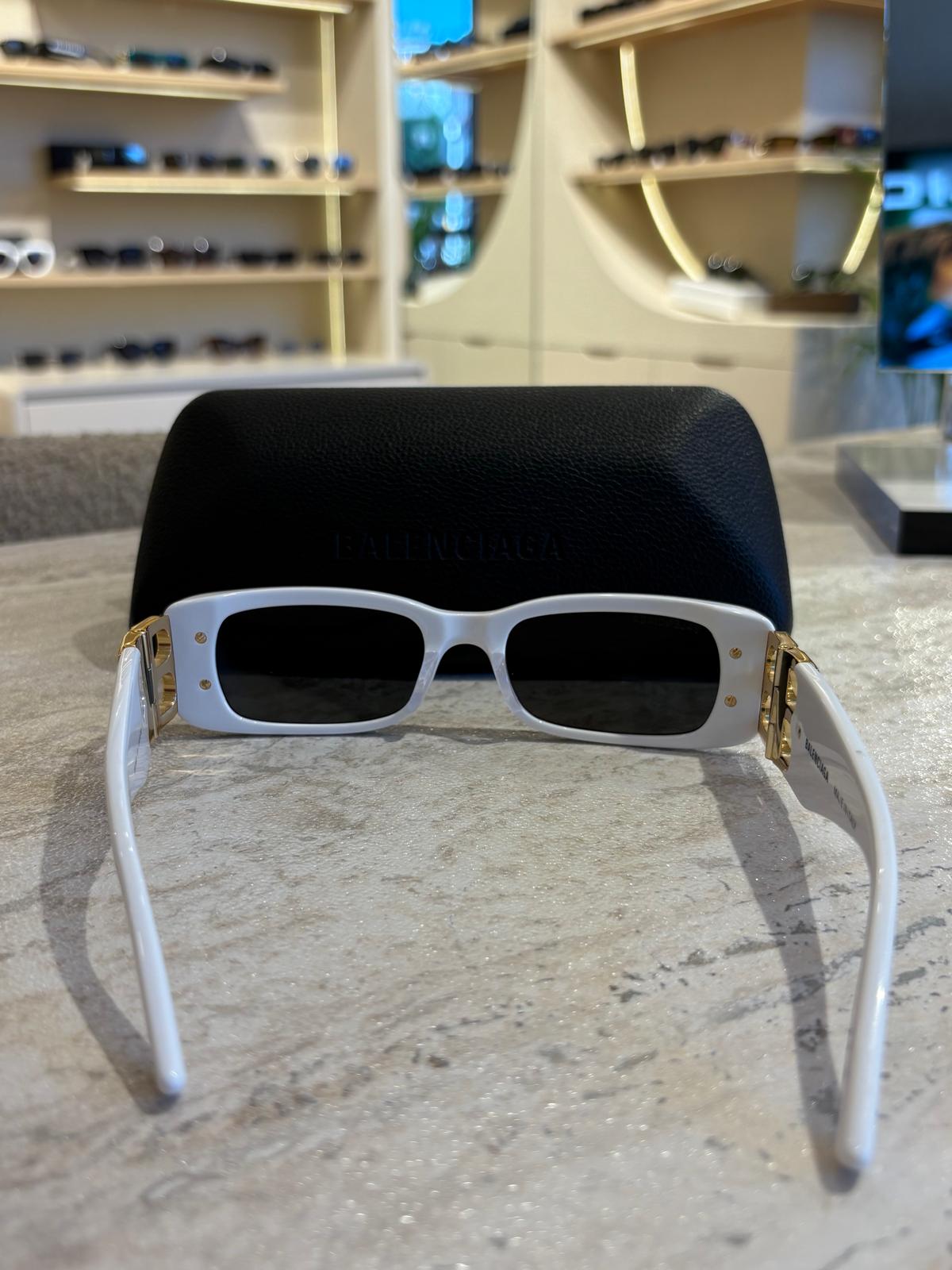 Balenciaga BB0096 011 – Beyazın Asaleti, Altın BB İmzasıyla