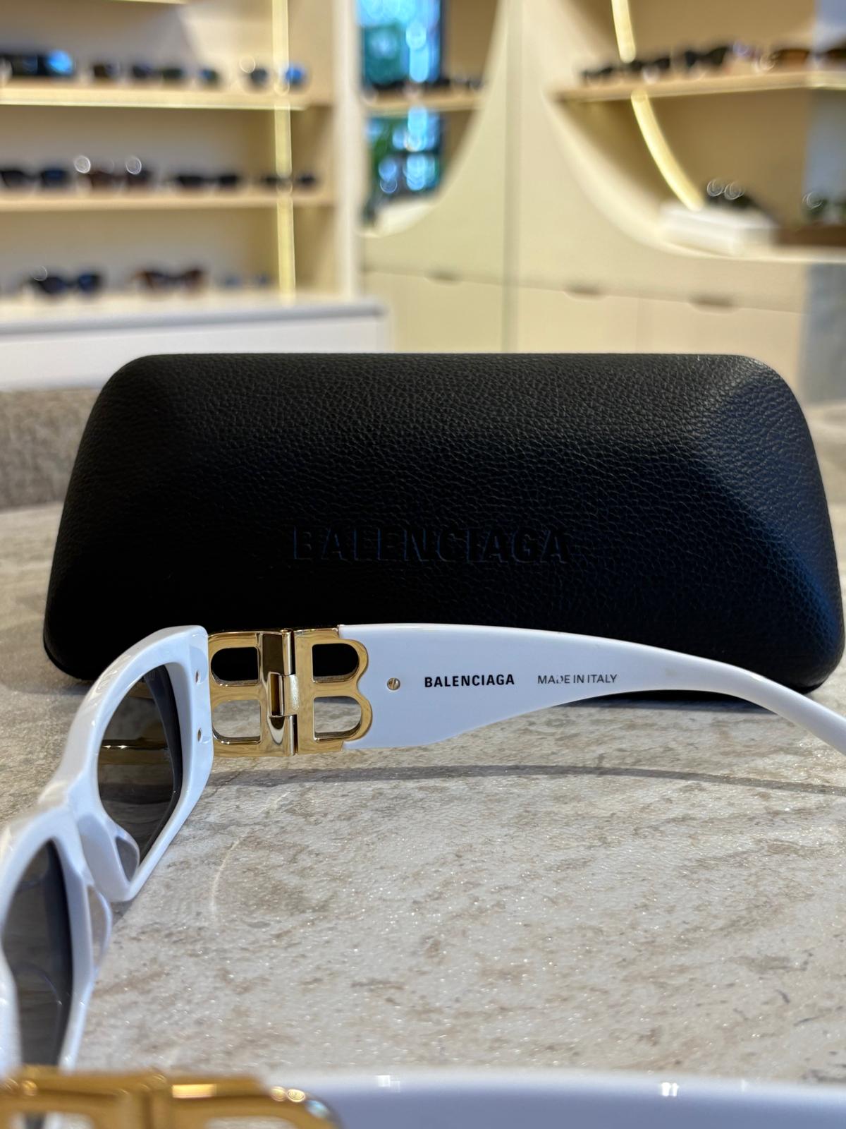 Balenciaga BB0096 011 – Beyazın Asaleti, Altın BB İmzasıyla