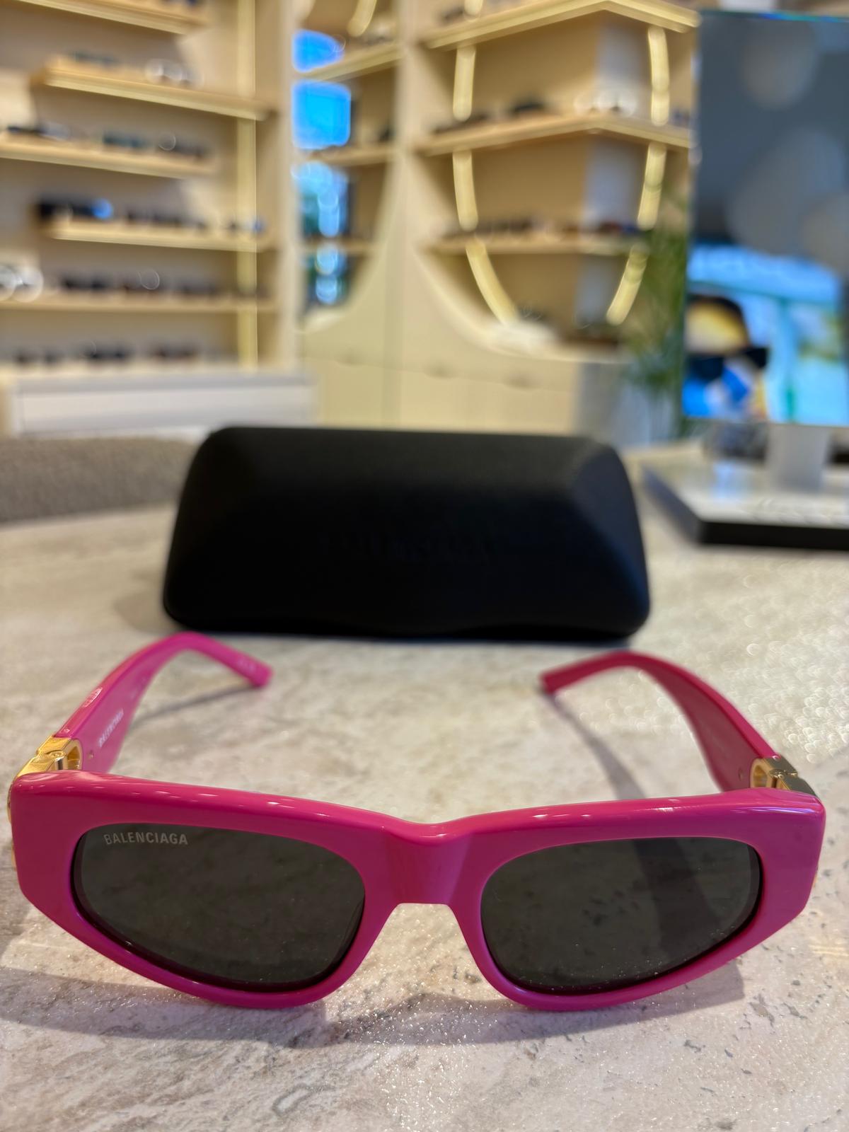 Balenciaga BB0095 S 006 – Cesur Pembe, Altın BB Detayla Buluşuyor