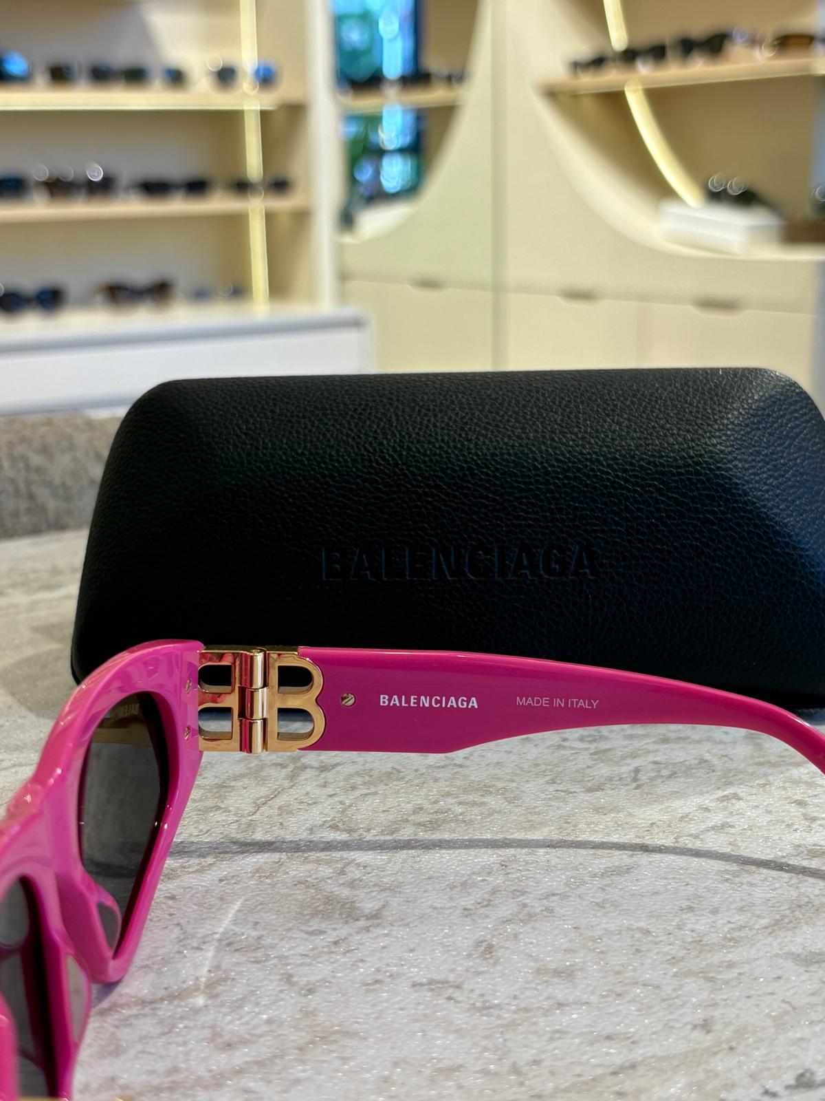 Balenciaga BB0095 S 006 – Cesur Pembe, Altın BB Detayla Buluşuyor