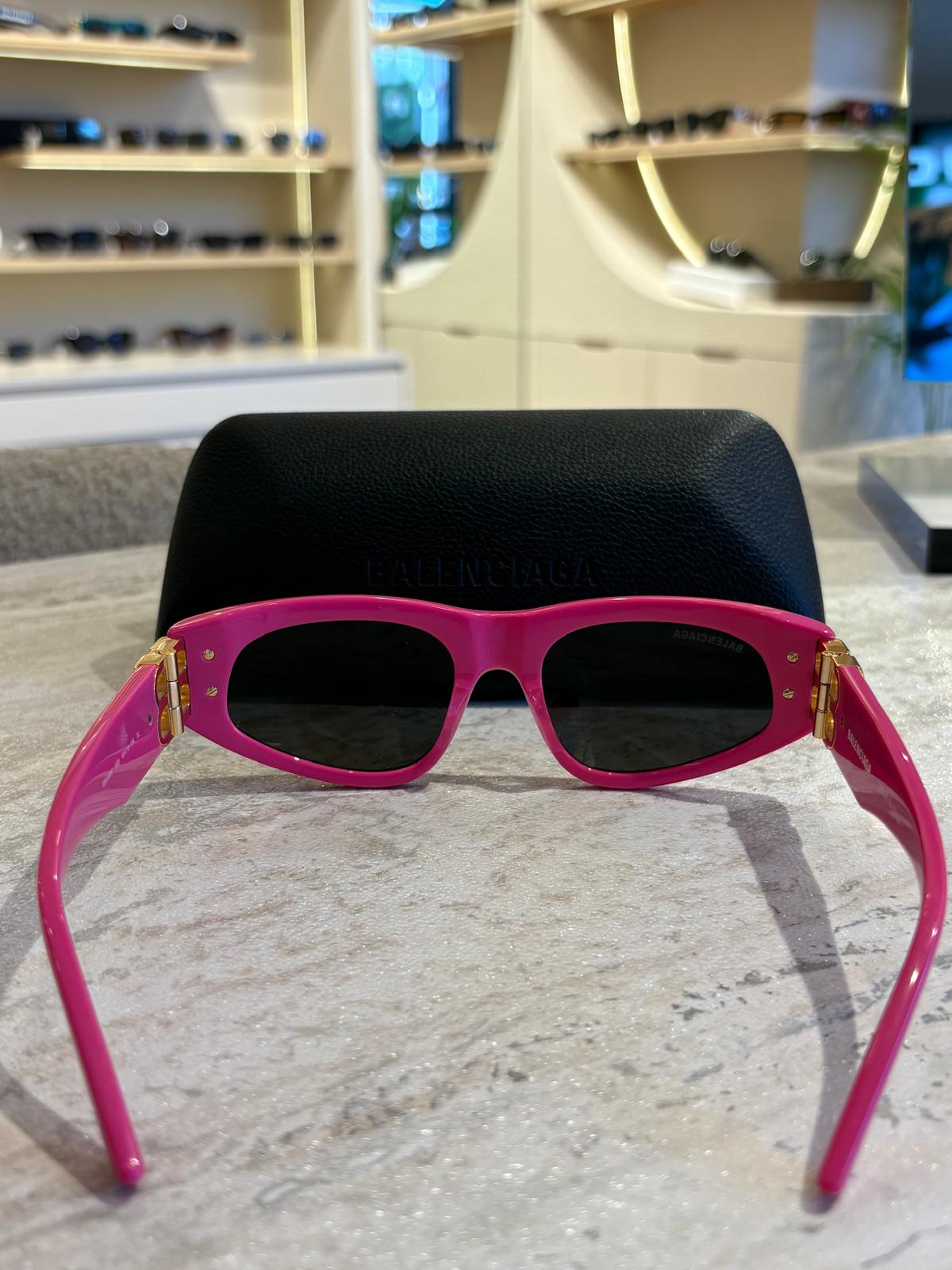 Balenciaga BB0095 S 006 – Cesur Pembe, Altın BB Detayla Buluşuyor