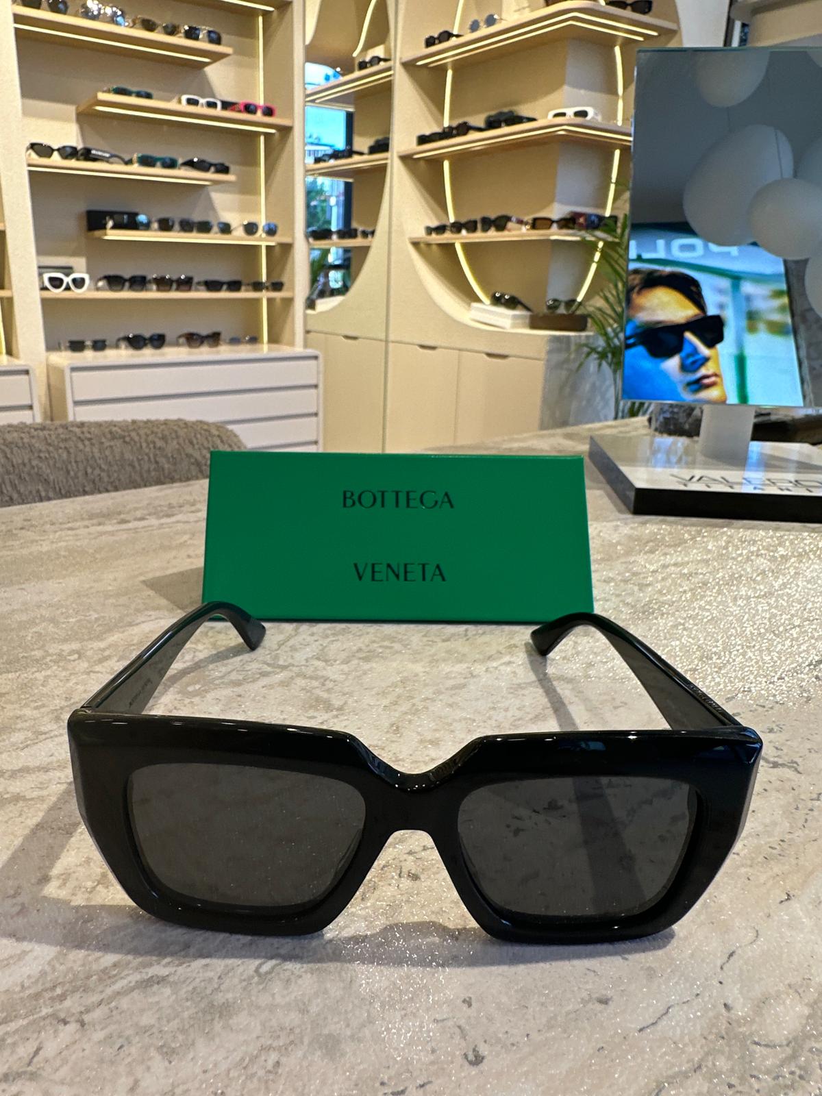 Bottega Veneta BV1030S 001 – Cesur Hatlı İtalyan Tasarımı, Maksimum Etki