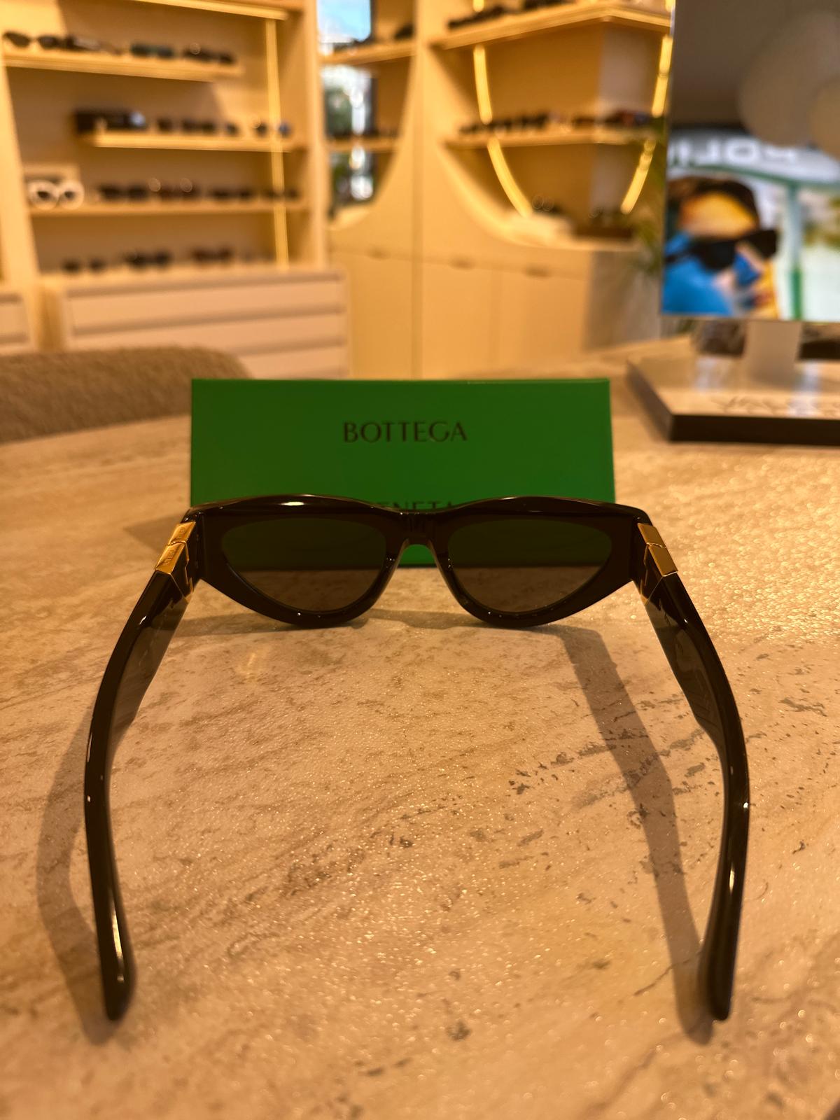 Bottega Veneta BV1176S 001 – Altın Üçgen Detaylı Ultra Şık Güneş Gözlüğü