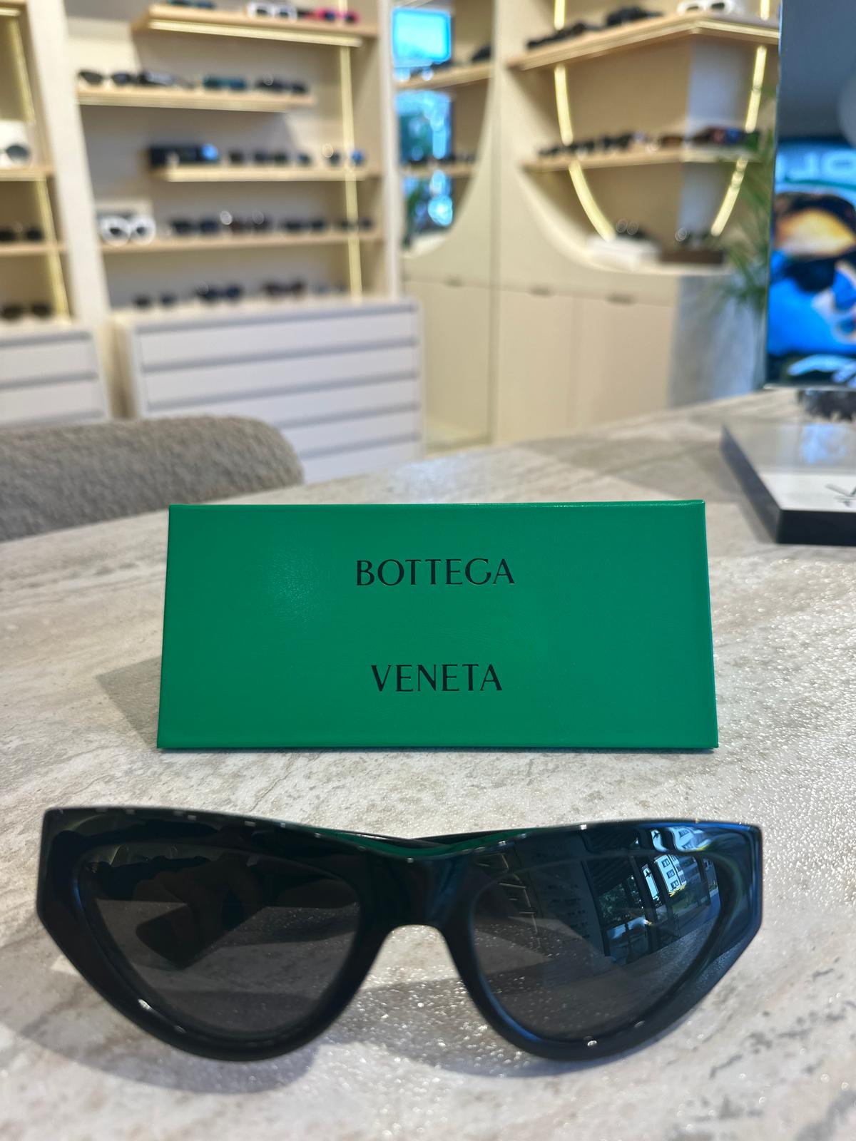 Bottega Veneta BV1176S 001 – Altın Üçgen Detaylı Ultra Şık Güneş Gözlüğü
