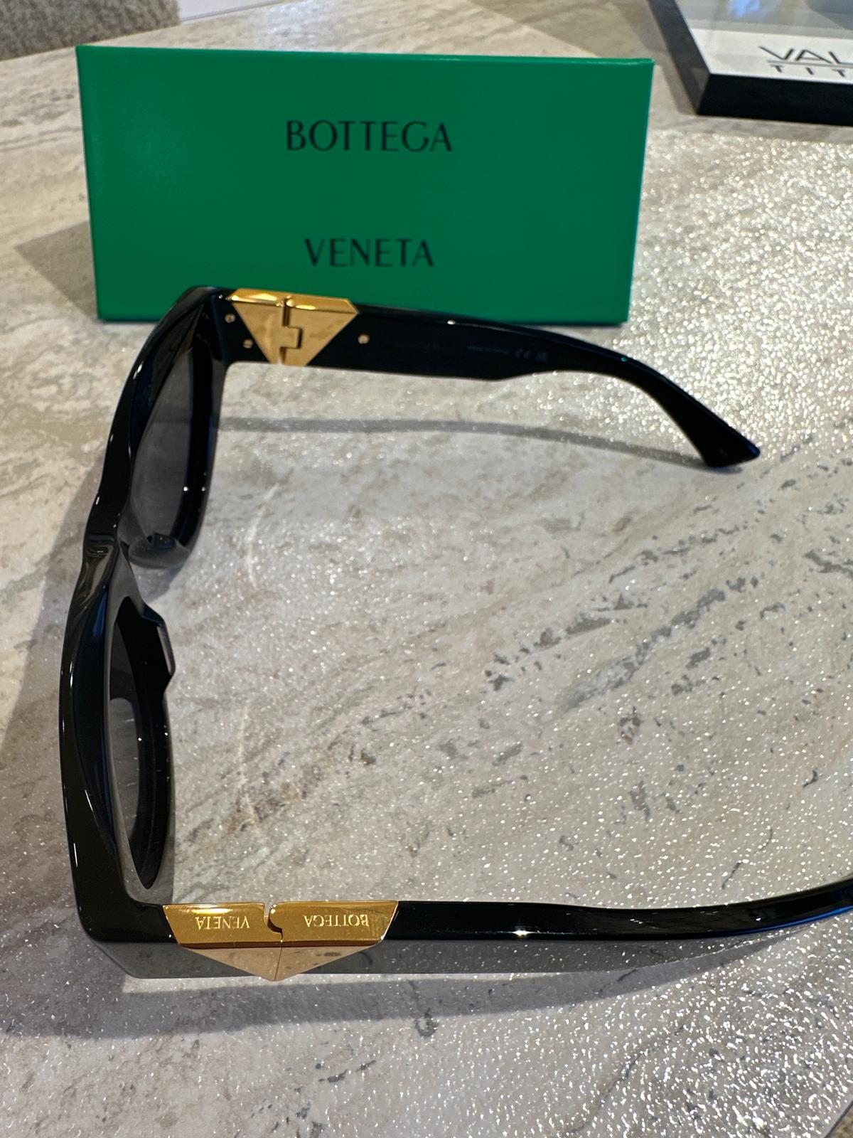 Bottega Veneta BV1176S 001 – Altın Üçgen Detaylı Ultra Şık Güneş Gözlüğü