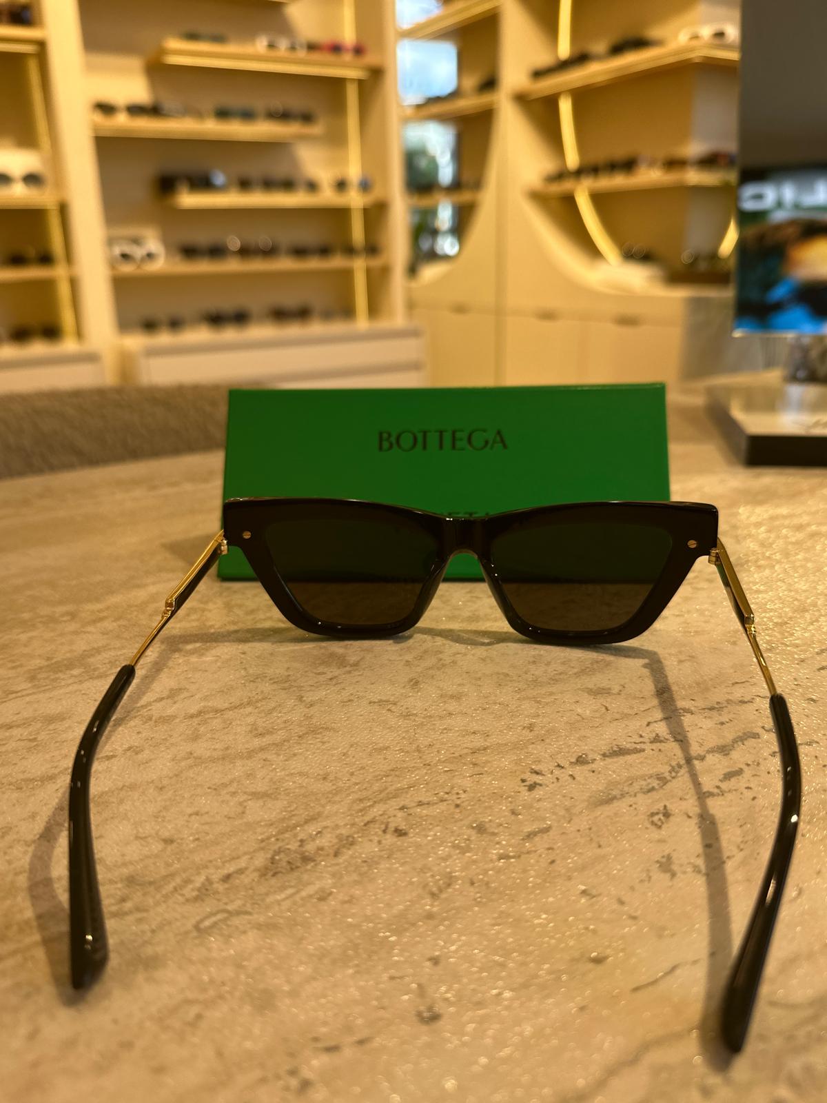 Bottega Veneta BV1241S 001 – Altın Metal Saplı İkonik Siyah Güneş Gözlüğü