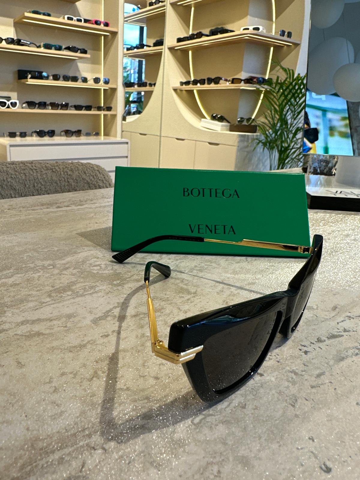 Bottega Veneta BV1241S 001 – Altın Metal Saplı İkonik Siyah Güneş Gözlüğü